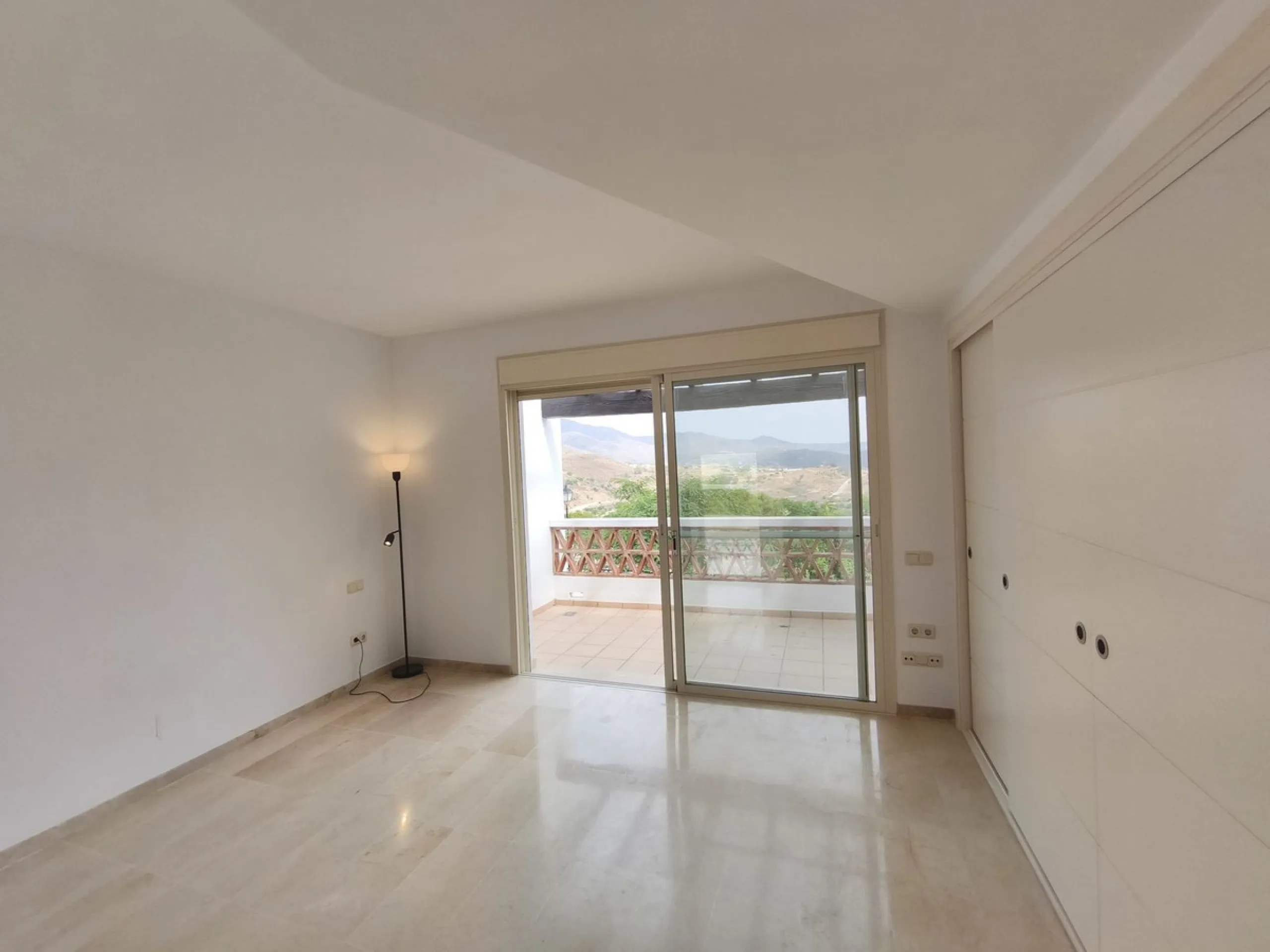 House - Townhouse в продаже в Mijas, Málaga. В доме 3 спален и 4 ванных комнат. Площадь дома 200 м². Площадь участка 18 м²