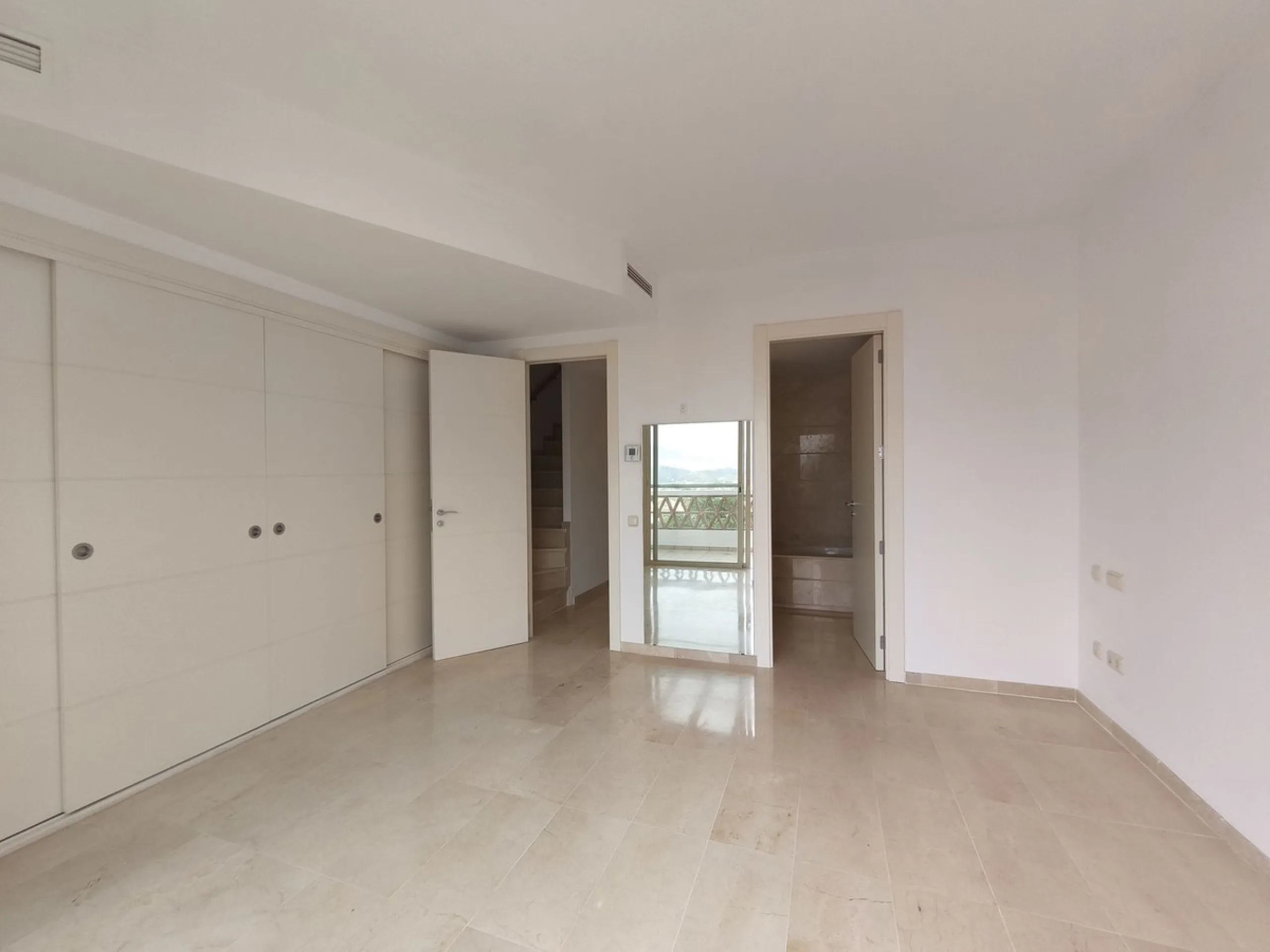 House - Townhouse в продаже в Mijas, Málaga. В доме 3 спален и 4 ванных комнат. Площадь дома 200 м². Площадь участка 18 м²