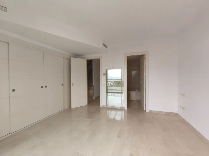 House - Townhouse в продаже в Mijas, Málaga. В доме 3 спален и 4 ванных комнат. Площадь дома 200 м². Площадь участка 18 м²