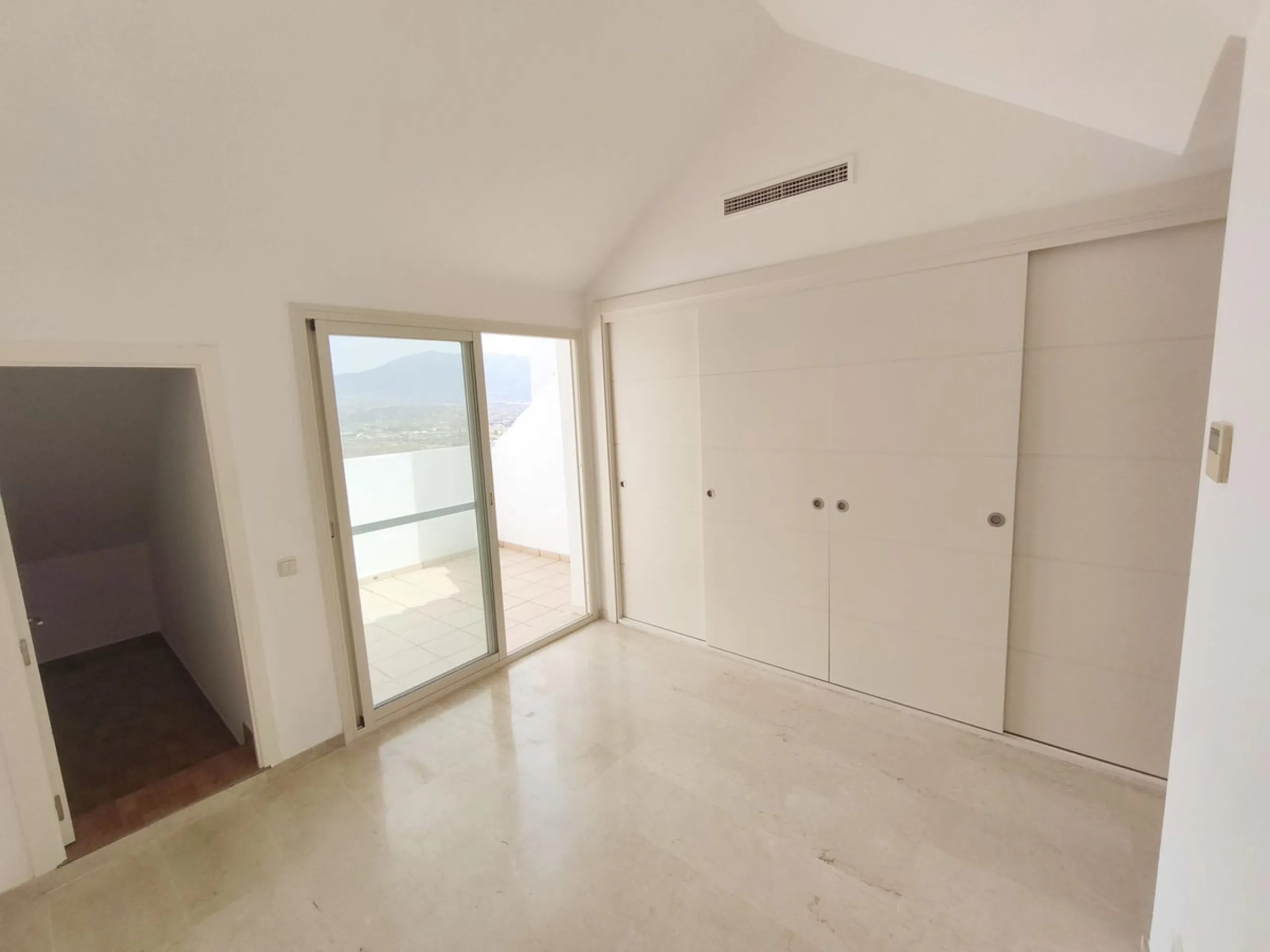 House - Townhouse в продаже в Mijas, Málaga. В доме 3 спален и 4 ванных комнат. Площадь дома 200 м². Площадь участка 18 м²