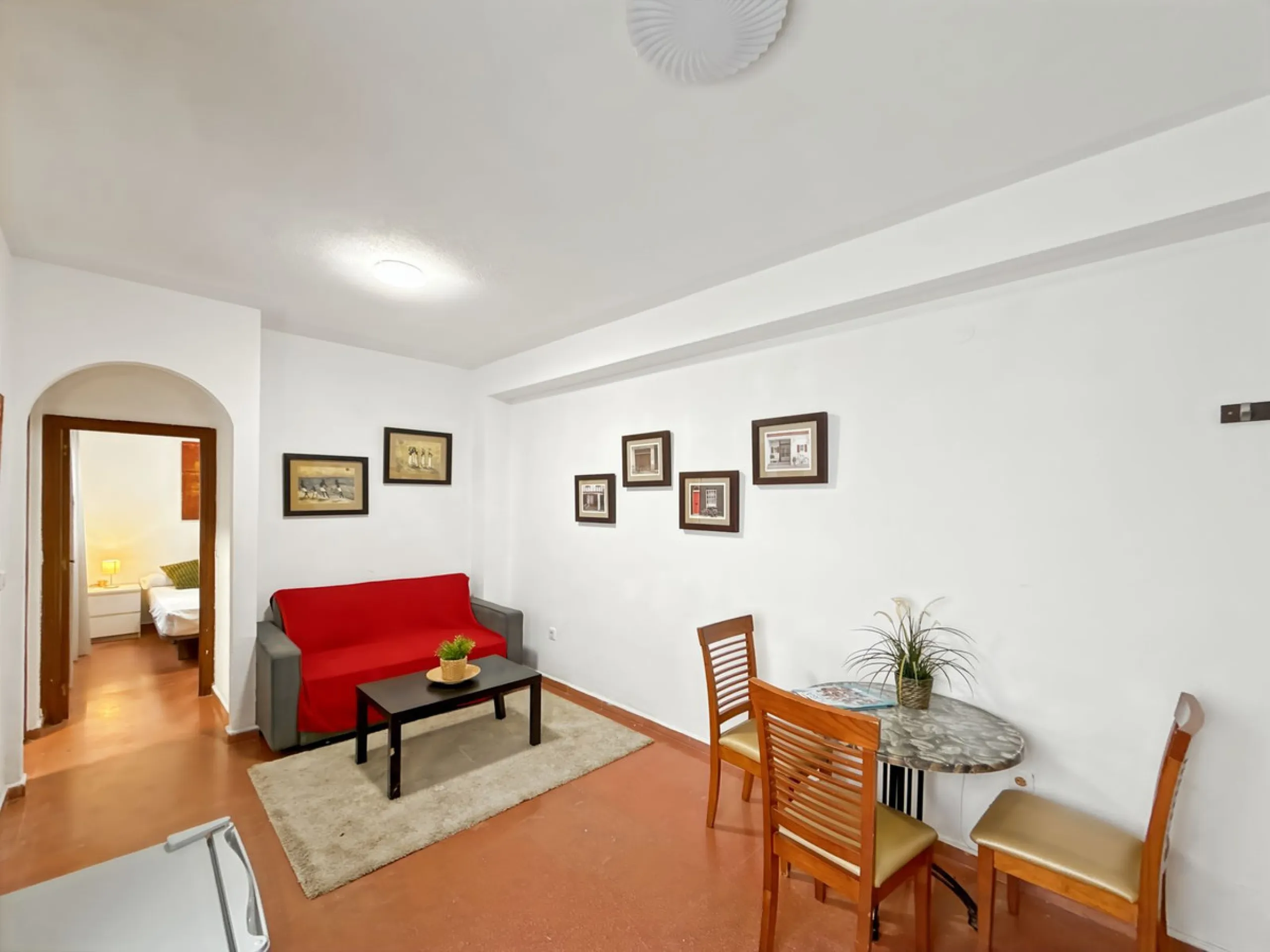 Fantastic investment opportunity in the heart of Málaga's historic center. Just 35 meters from the charming Plazuela San Juan de Dios, this first-floor apartment (no elevator) is located in a classic Andalusian building that preserves the authentic charac