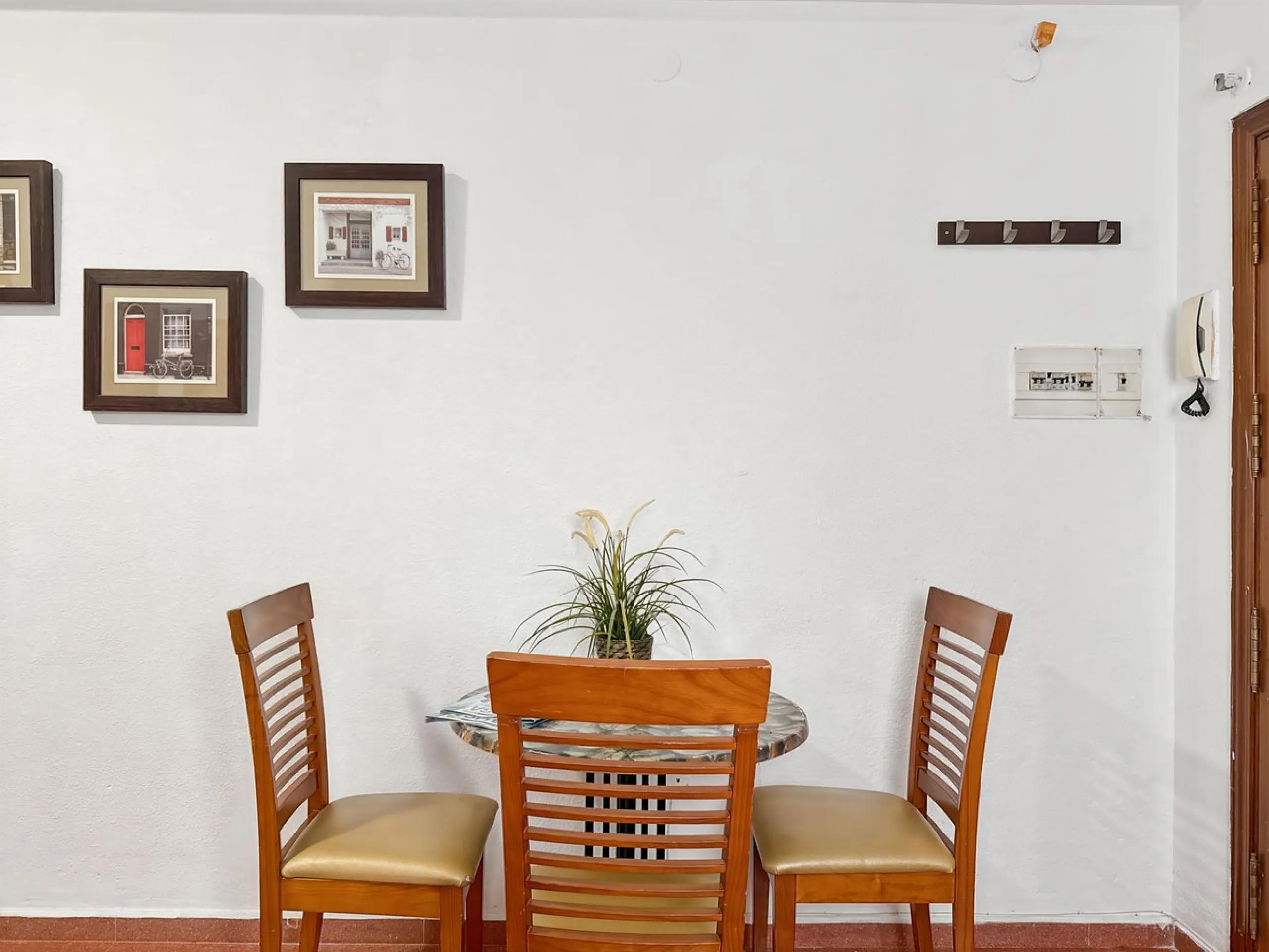 Fantastic investment opportunity in the heart of Málaga's historic center. Just 35 meters from the charming Plazuela San Juan de Dios, this first-floor apartment (no elevator) is located in a classic Andalusian building that preserves the authentic charac