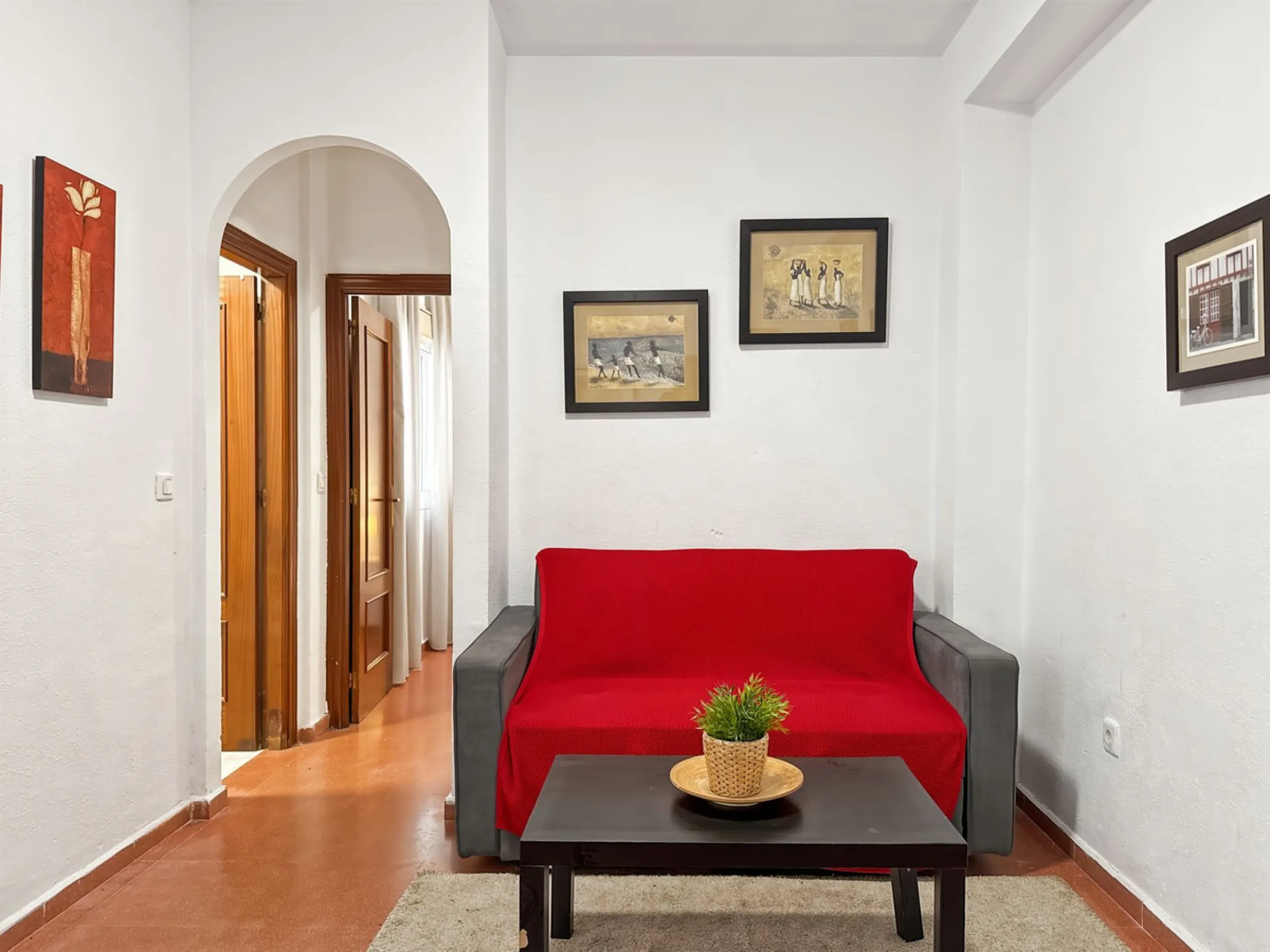 Fantastic investment opportunity in the heart of Málaga's historic center. Just 35 meters from the charming Plazuela San Juan de Dios, this first-floor apartment (no elevator) is located in a classic Andalusian building that preserves the authentic charac