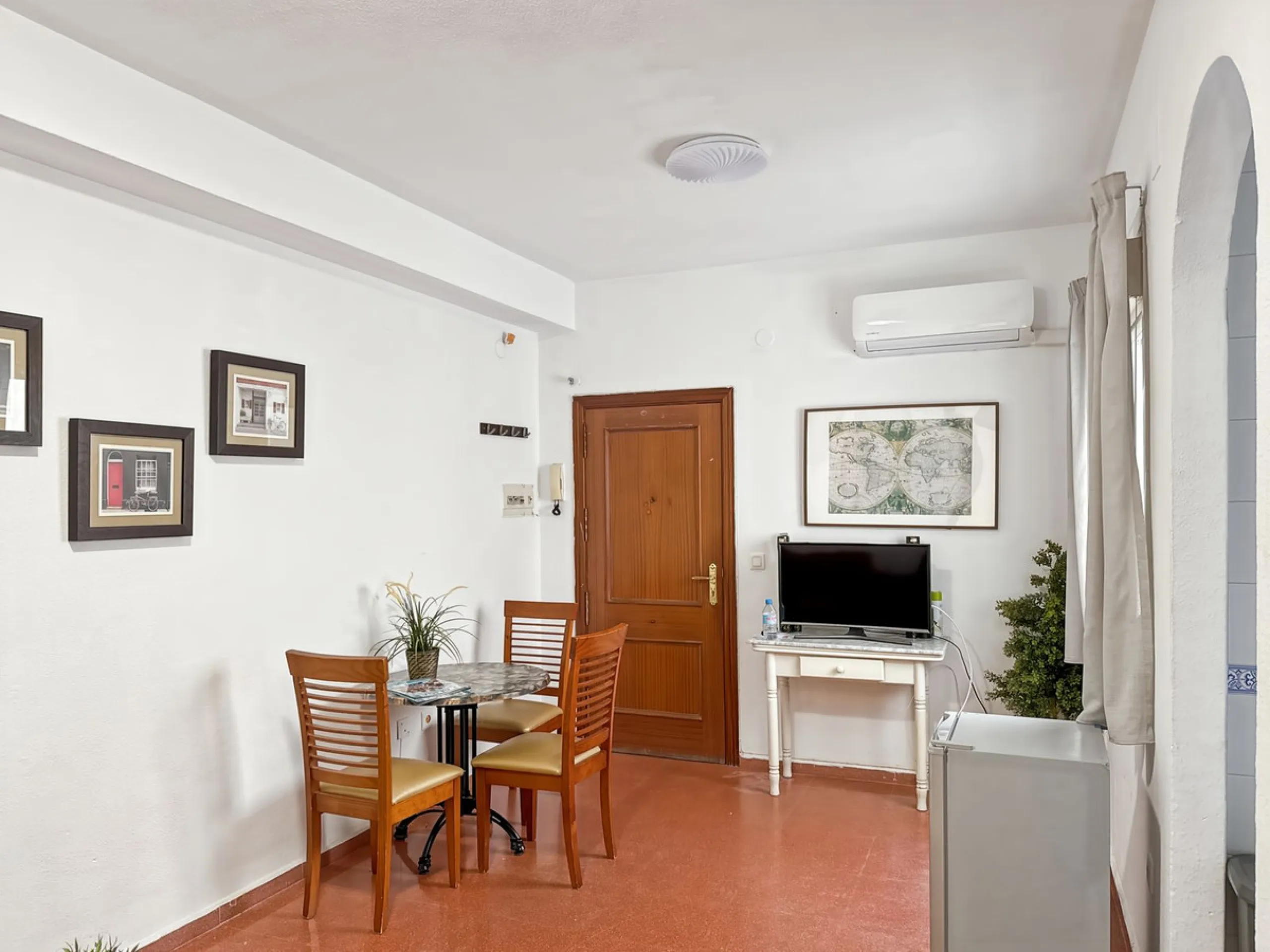 Fantastic investment opportunity in the heart of Málaga's historic center. Just 35 meters from the charming Plazuela San Juan de Dios, this first-floor apartment (no elevator) is located in a classic Andalusian building that preserves the authentic charac