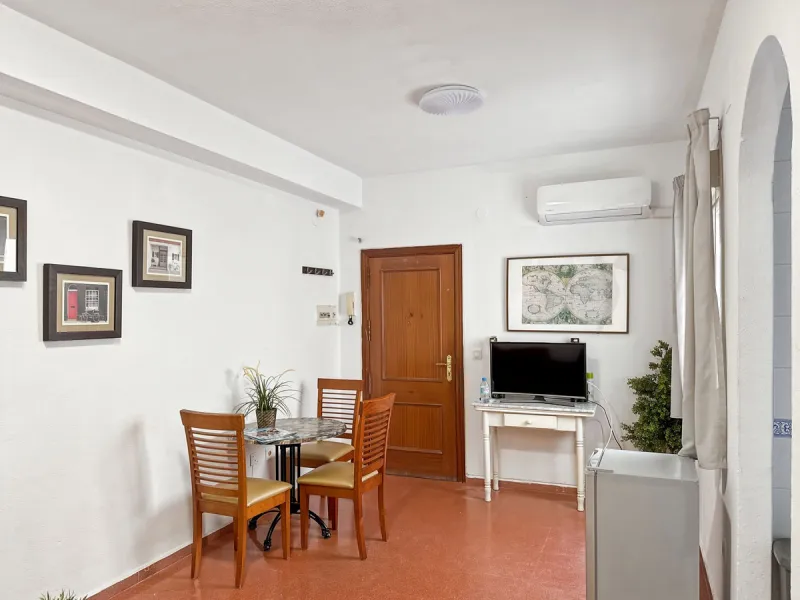 Fantastic investment opportunity in the heart of Málaga's historic center. Just 35 meters from the charming Plazuela San Juan de Dios, this first-floor apartment (no elevator) is located in a classic Andalusian building that preserves the authentic charac