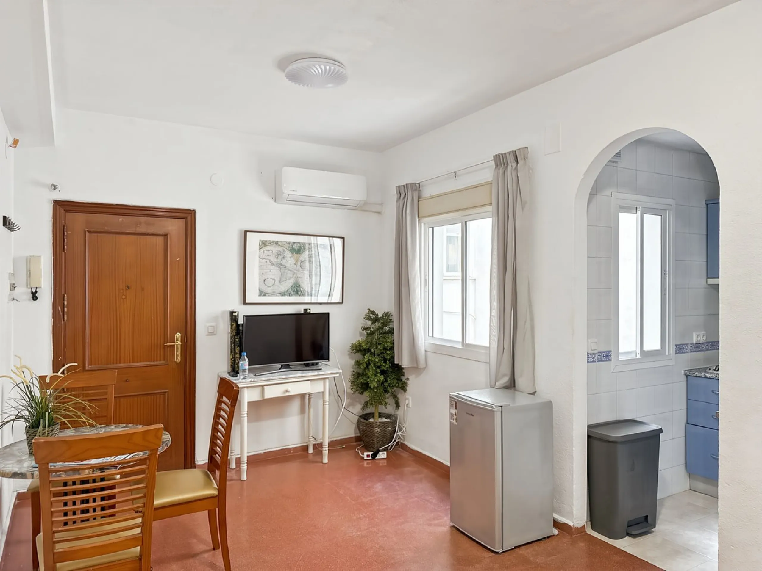Fantastic investment opportunity in the heart of Málaga's historic center. Just 35 meters from the charming Plazuela San Juan de Dios, this first-floor apartment (no elevator) is located in a classic Andalusian building that preserves the authentic charac