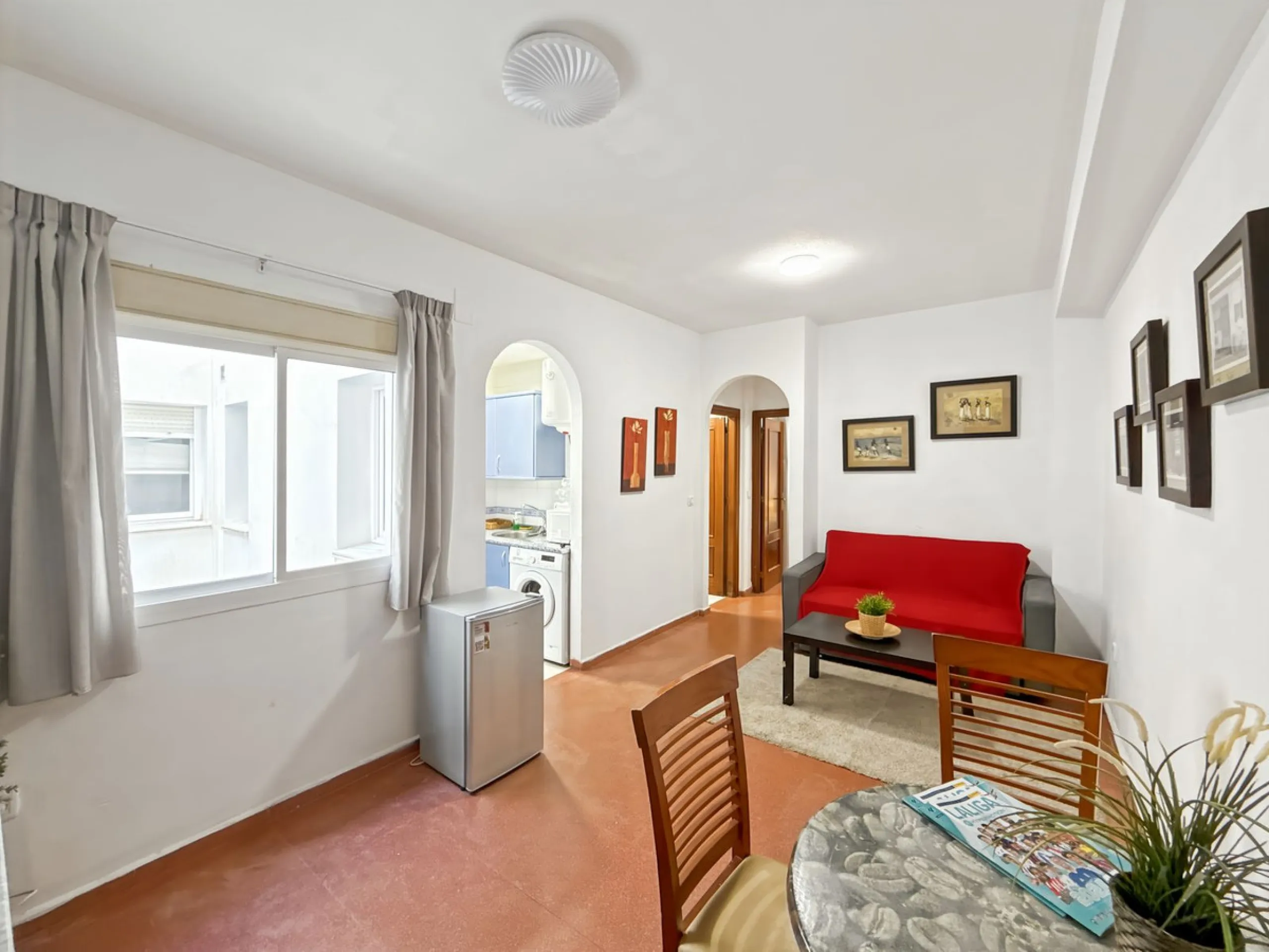 Fantastic investment opportunity in the heart of Málaga's historic center. Just 35 meters from the charming Plazuela San Juan de Dios, this first-floor apartment (no elevator) is located in a classic Andalusian building that preserves the authentic charac