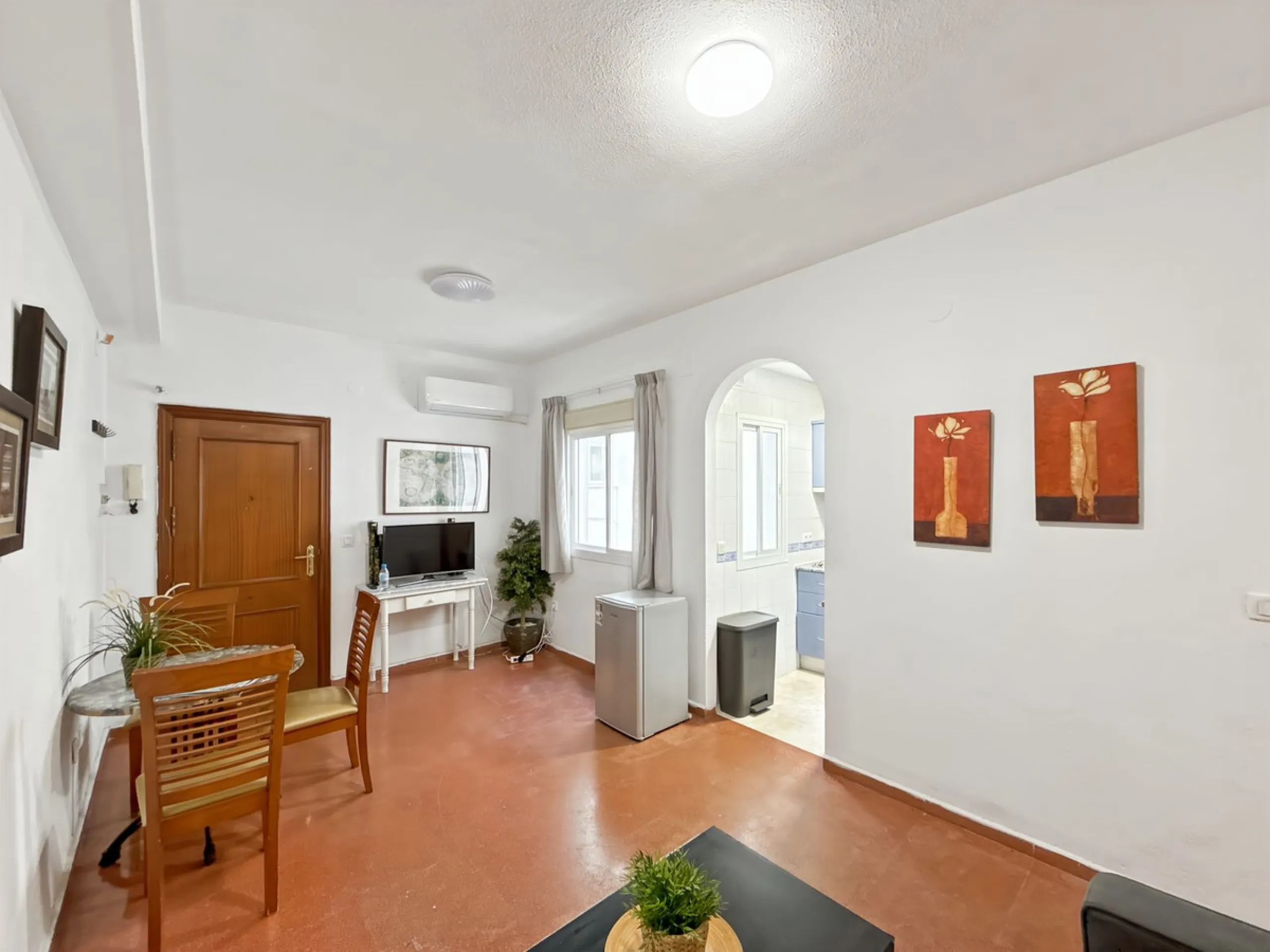 Fantastic investment opportunity in the heart of Málaga's historic center. Just 35 meters from the charming Plazuela San Juan de Dios, this first-floor apartment (no elevator) is located in a classic Andalusian building that preserves the authentic charac