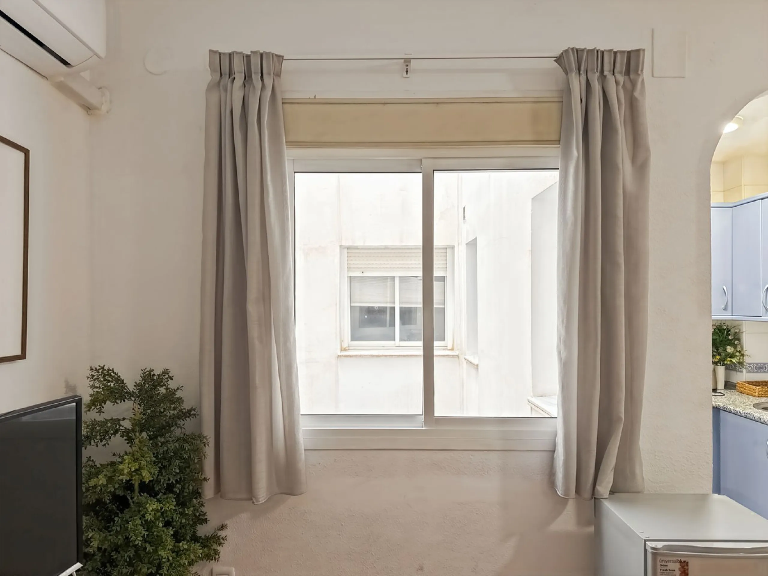 Fantastic investment opportunity in the heart of Málaga's historic center. Just 35 meters from the charming Plazuela San Juan de Dios, this first-floor apartment (no elevator) is located in a classic Andalusian building that preserves the authentic charac