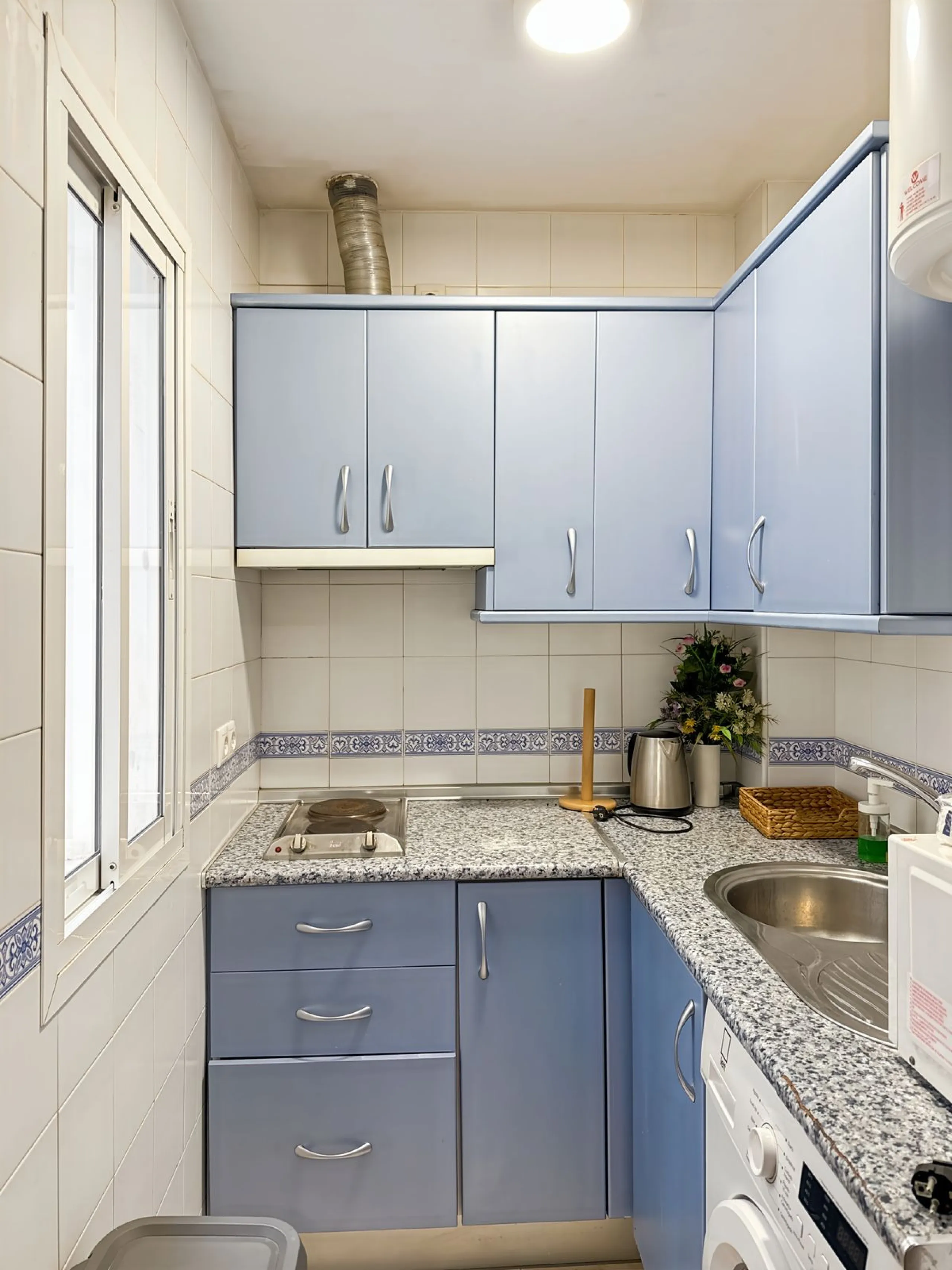 Fantastic investment opportunity in the heart of Málaga's historic center. Just 35 meters from the charming Plazuela San Juan de Dios, this first-floor apartment (no elevator) is located in a classic Andalusian building that preserves the authentic charac