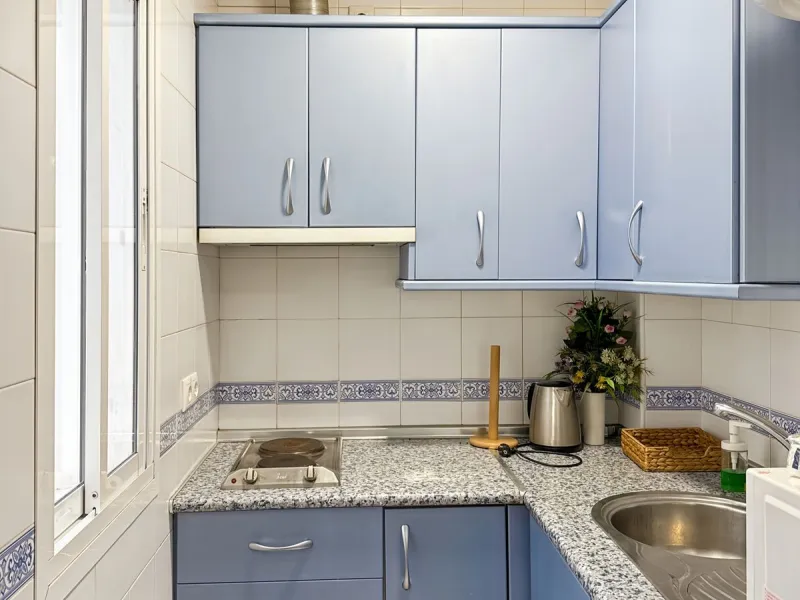 Fantastic investment opportunity in the heart of Málaga's historic center. Just 35 meters from the charming Plazuela San Juan de Dios, this first-floor apartment (no elevator) is located in a classic Andalusian building that preserves the authentic charac