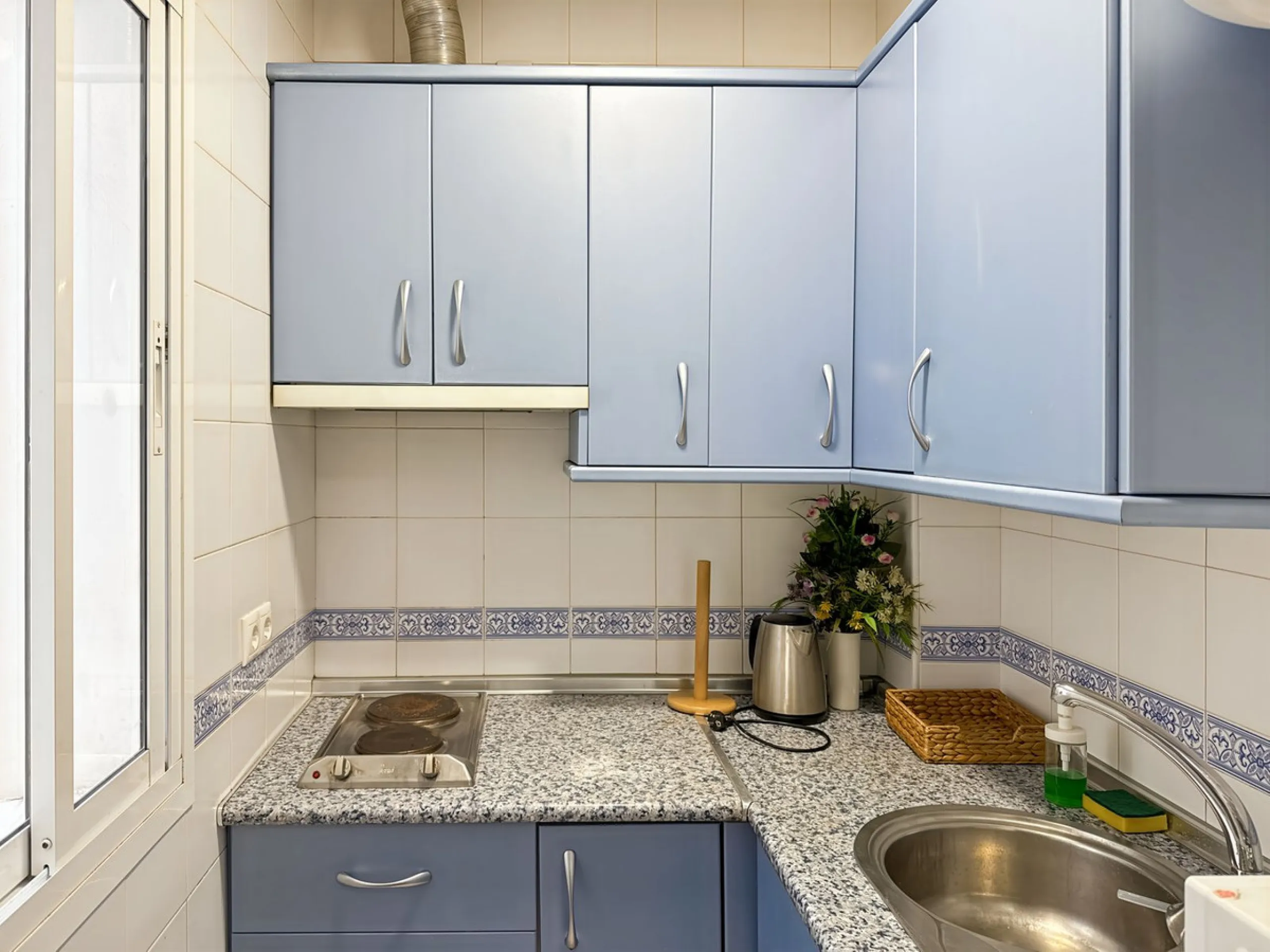 Fantastic investment opportunity in the heart of Málaga's historic center. Just 35 meters from the charming Plazuela San Juan de Dios, this first-floor apartment (no elevator) is located in a classic Andalusian building that preserves the authentic charac