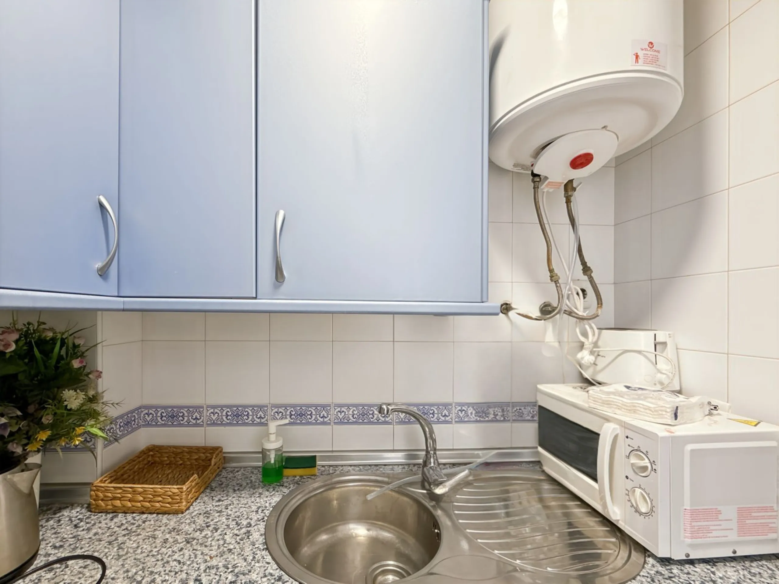 Fantastic investment opportunity in the heart of Málaga's historic center. Just 35 meters from the charming Plazuela San Juan de Dios, this first-floor apartment (no elevator) is located in a classic Andalusian building that preserves the authentic charac