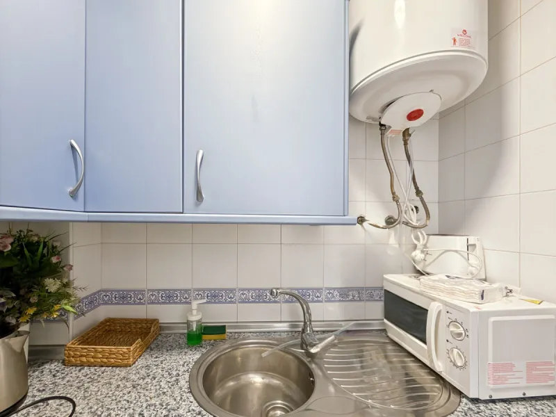 Fantastic investment opportunity in the heart of Málaga's historic center. Just 35 meters from the charming Plazuela San Juan de Dios, this first-floor apartment (no elevator) is located in a classic Andalusian building that preserves the authentic charac