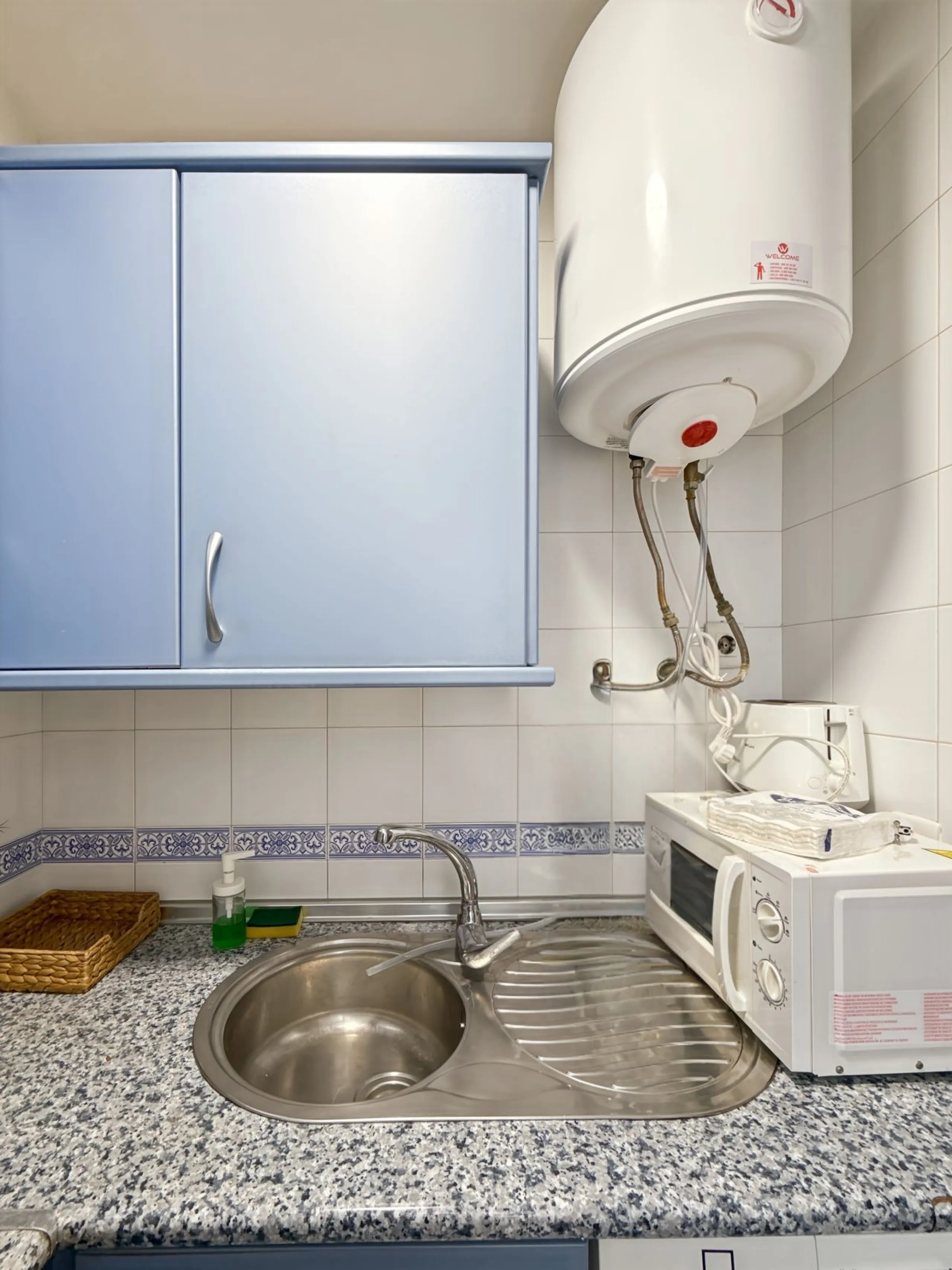 Fantastic investment opportunity in the heart of Málaga's historic center. Just 35 meters from the charming Plazuela San Juan de Dios, this first-floor apartment (no elevator) is located in a classic Andalusian building that preserves the authentic charac