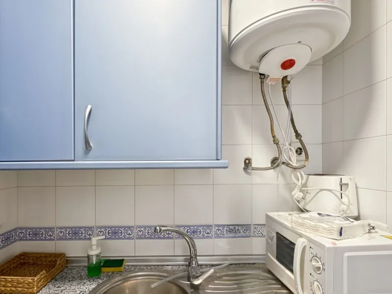 Fantastic investment opportunity in the heart of Málaga's historic center. Just 35 meters from the charming Plazuela San Juan de Dios, this first-floor apartment (no elevator) is located in a classic Andalusian building that preserves the authentic charac