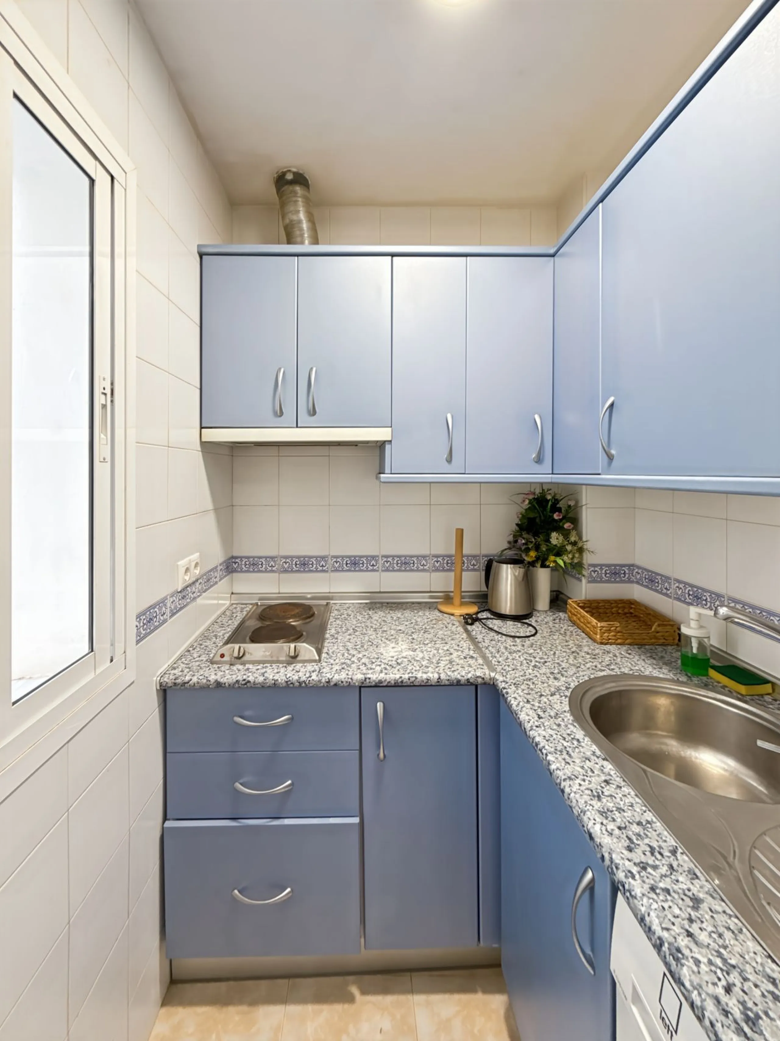 Fantastic investment opportunity in the heart of Málaga's historic center. Just 35 meters from the charming Plazuela San Juan de Dios, this first-floor apartment (no elevator) is located in a classic Andalusian building that preserves the authentic charac