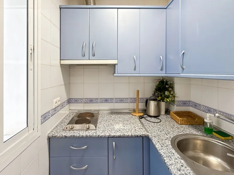Fantastic investment opportunity in the heart of Málaga's historic center. Just 35 meters from the charming Plazuela San Juan de Dios, this first-floor apartment (no elevator) is located in a classic Andalusian building that preserves the authentic charac