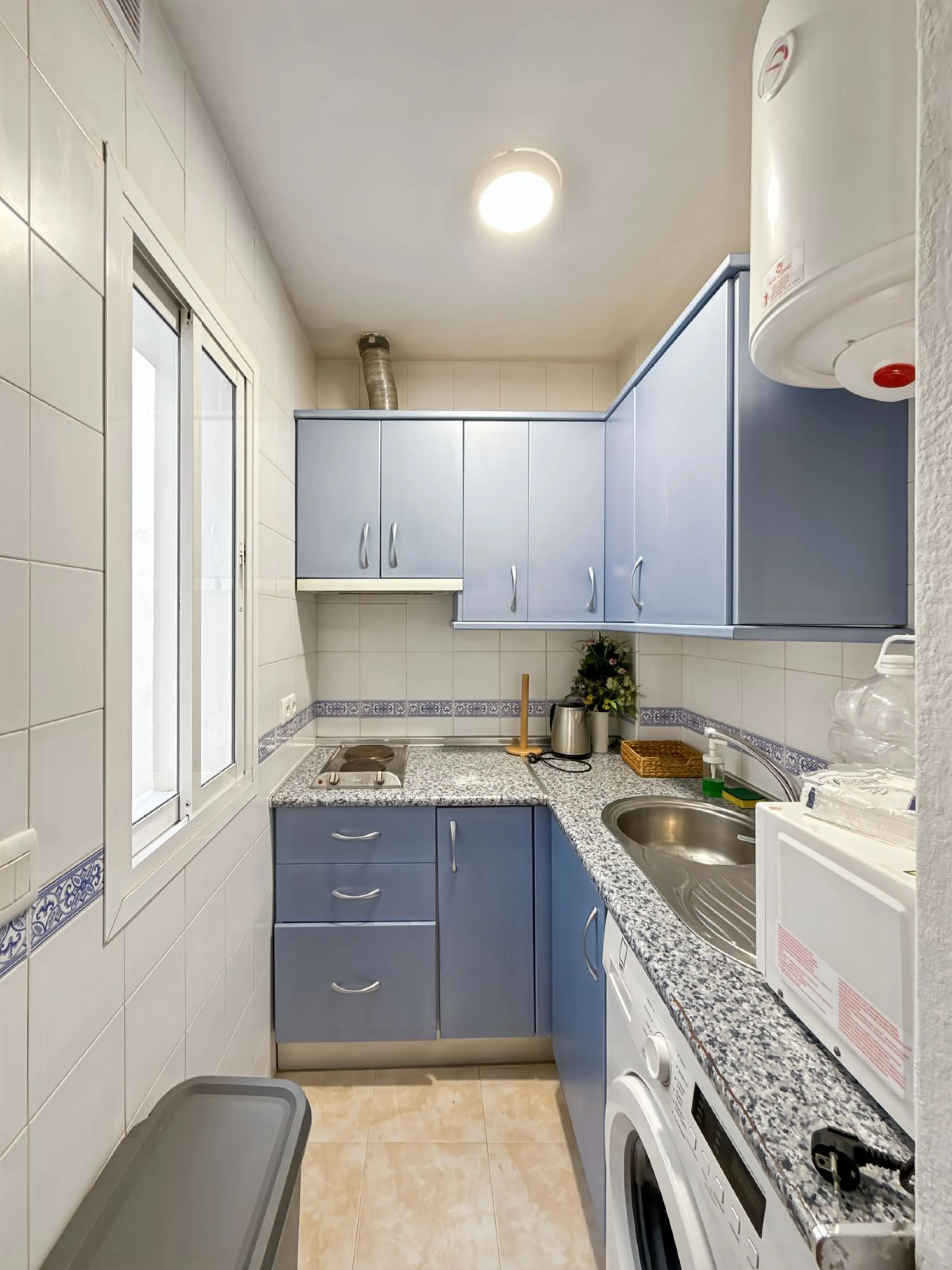 Fantastic investment opportunity in the heart of Málaga's historic center. Just 35 meters from the charming Plazuela San Juan de Dios, this first-floor apartment (no elevator) is located in a classic Andalusian building that preserves the authentic charac