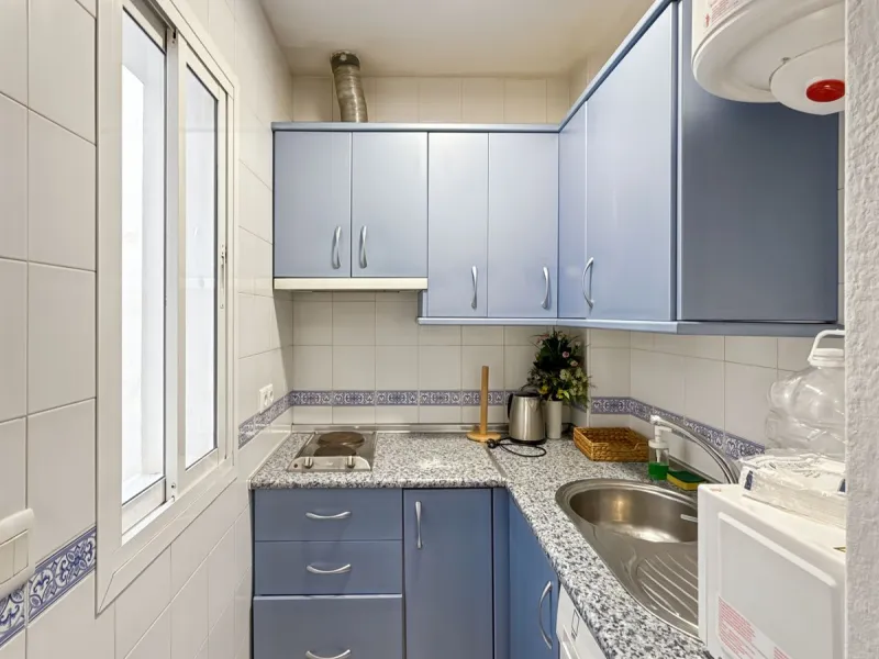 Fantastic investment opportunity in the heart of Málaga's historic center. Just 35 meters from the charming Plazuela San Juan de Dios, this first-floor apartment (no elevator) is located in a classic Andalusian building that preserves the authentic charac