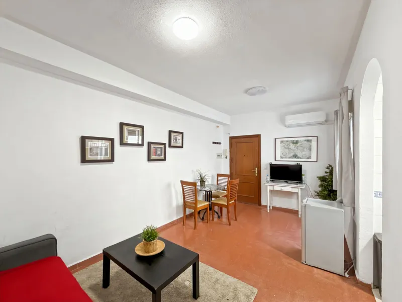 Fantastic investment opportunity in the heart of Málaga's historic center. Just 35 meters from the charming Plazuela San Juan de Dios, this first-floor apartment (no elevator) is located in a classic Andalusian building that preserves the authentic charac