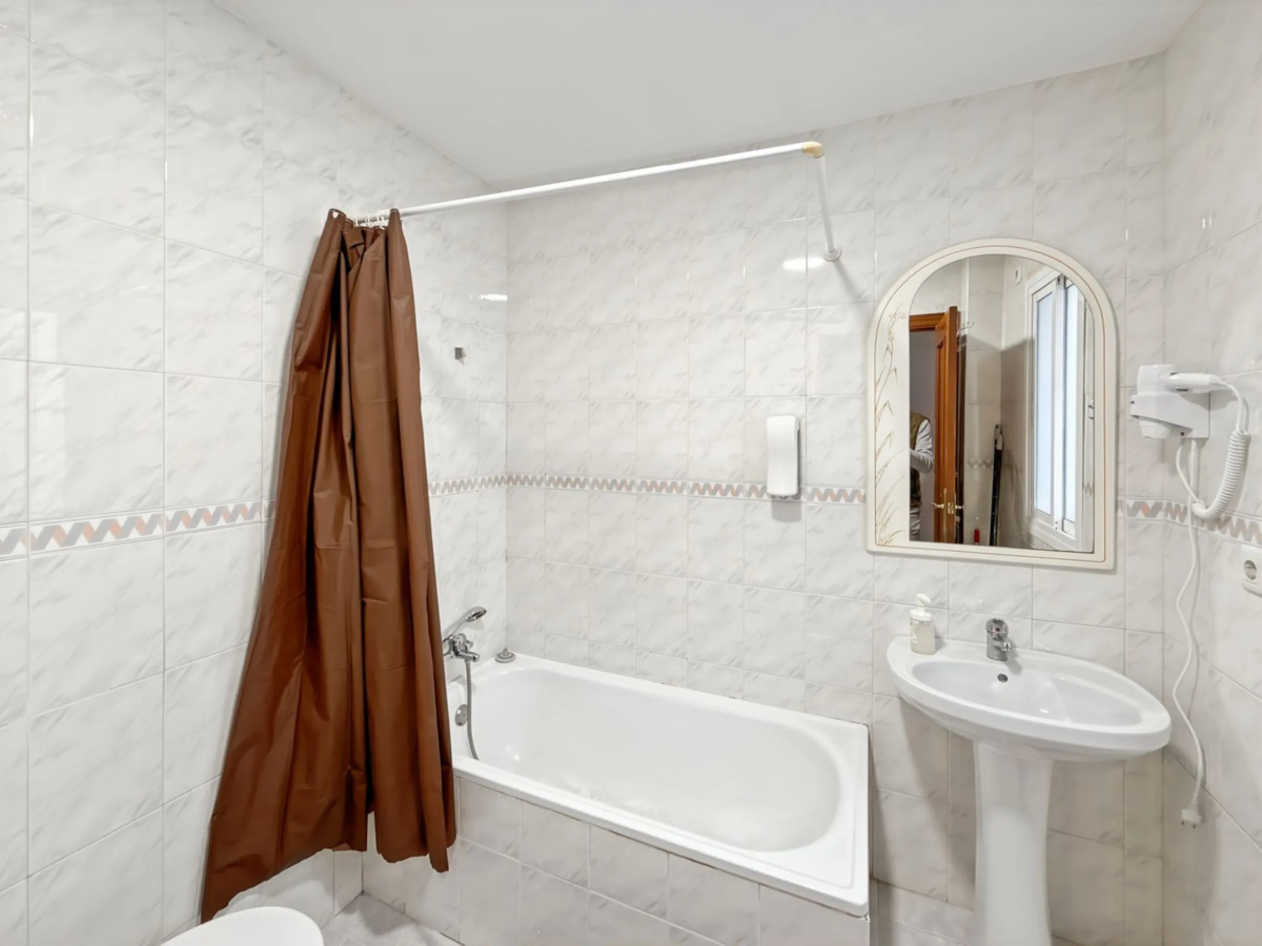Fantastic investment opportunity in the heart of Málaga's historic center. Just 35 meters from the charming Plazuela San Juan de Dios, this first-floor apartment (no elevator) is located in a classic Andalusian building that preserves the authentic charac