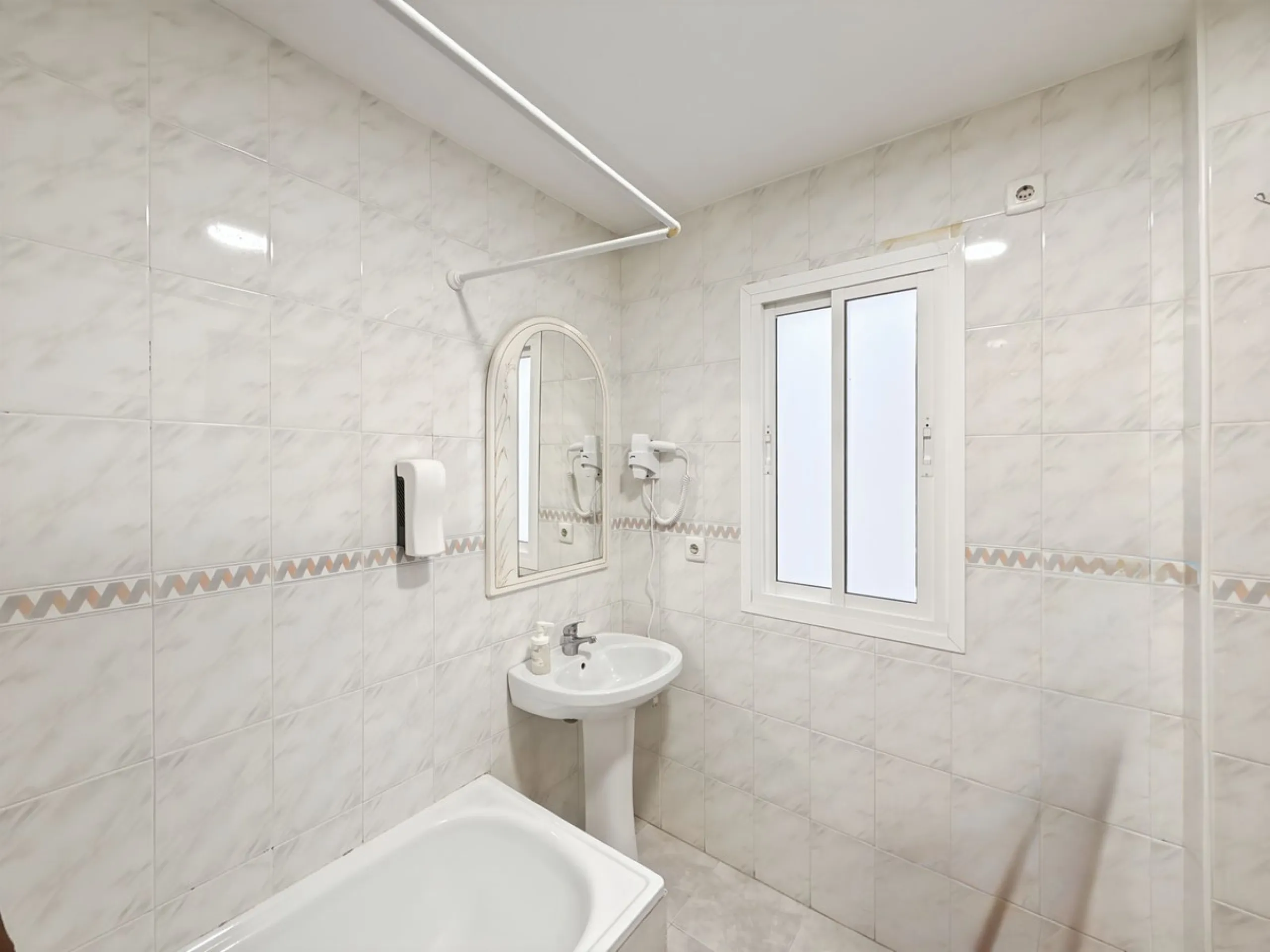 Fantastic investment opportunity in the heart of Málaga's historic center. Just 35 meters from the charming Plazuela San Juan de Dios, this first-floor apartment (no elevator) is located in a classic Andalusian building that preserves the authentic charac