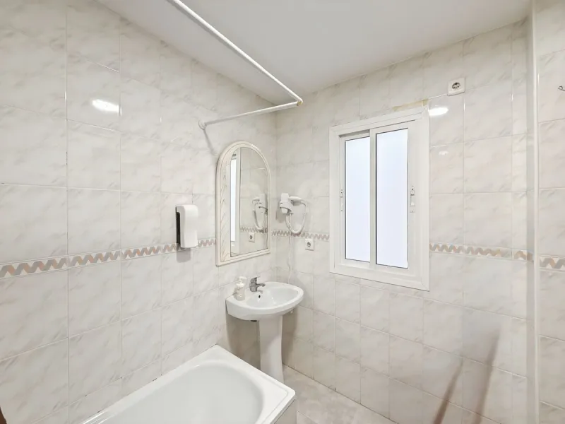 Fantastic investment opportunity in the heart of Málaga's historic center. Just 35 meters from the charming Plazuela San Juan de Dios, this first-floor apartment (no elevator) is located in a classic Andalusian building that preserves the authentic charac