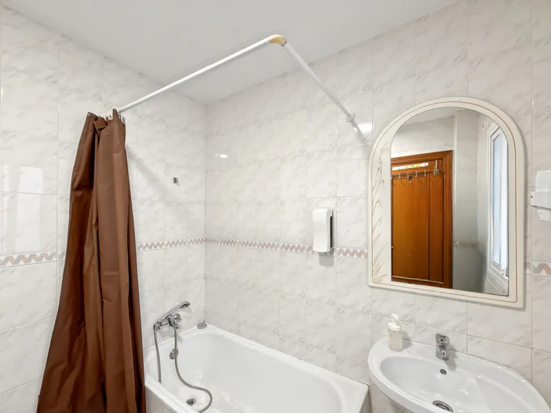 Fantastic investment opportunity in the heart of Málaga's historic center. Just 35 meters from the charming Plazuela San Juan de Dios, this first-floor apartment (no elevator) is located in a classic Andalusian building that preserves the authentic charac