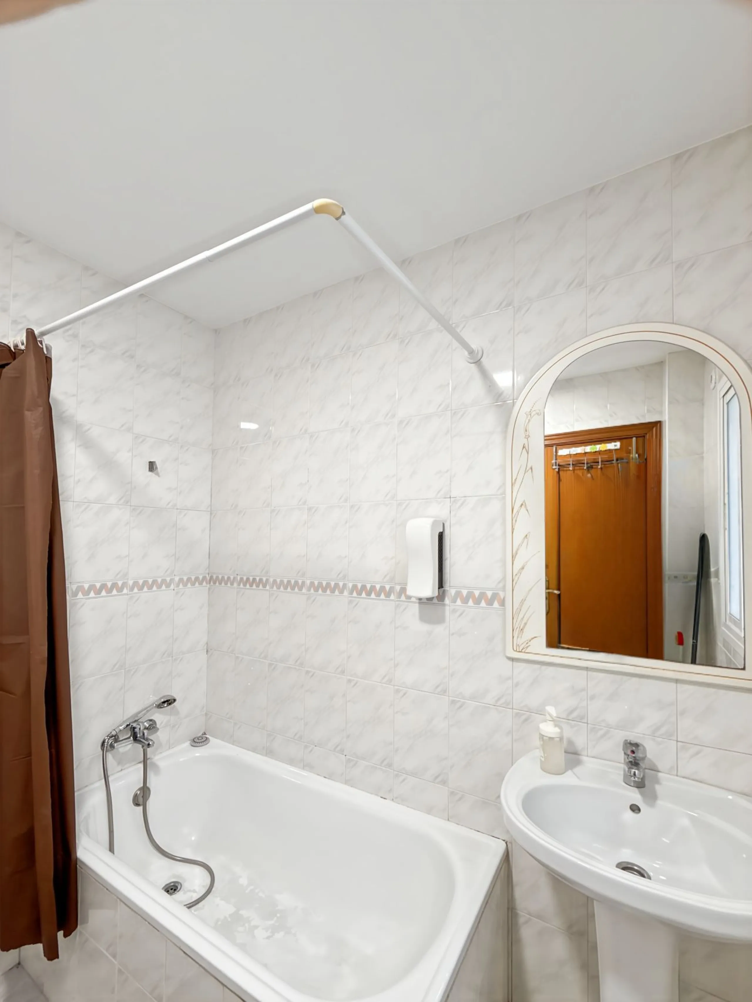 Fantastic investment opportunity in the heart of Málaga's historic center. Just 35 meters from the charming Plazuela San Juan de Dios, this first-floor apartment (no elevator) is located in a classic Andalusian building that preserves the authentic charac