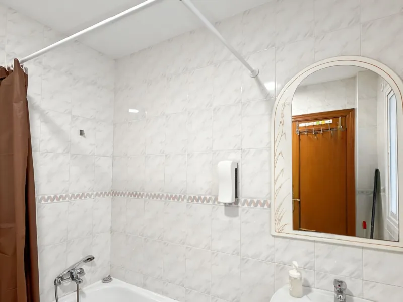Fantastic investment opportunity in the heart of Málaga's historic center. Just 35 meters from the charming Plazuela San Juan de Dios, this first-floor apartment (no elevator) is located in a classic Andalusian building that preserves the authentic charac