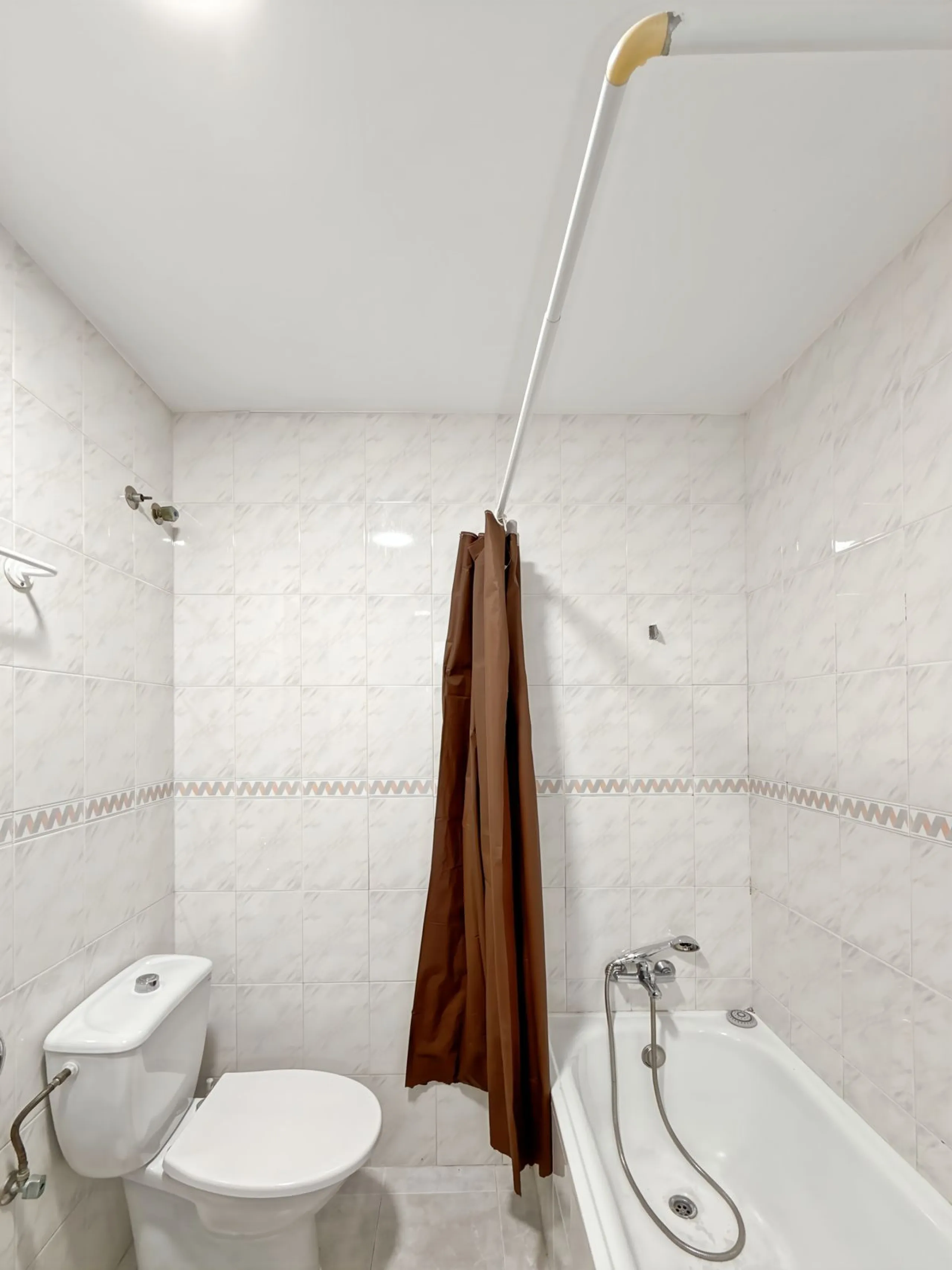 Fantastic investment opportunity in the heart of Málaga's historic center. Just 35 meters from the charming Plazuela San Juan de Dios, this first-floor apartment (no elevator) is located in a classic Andalusian building that preserves the authentic charac