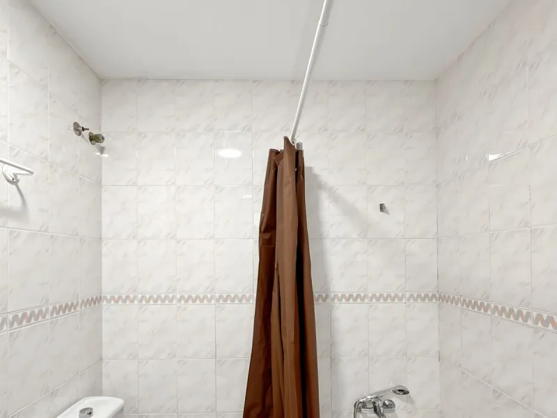 Fantastic investment opportunity in the heart of Málaga's historic center. Just 35 meters from the charming Plazuela San Juan de Dios, this first-floor apartment (no elevator) is located in a classic Andalusian building that preserves the authentic charac