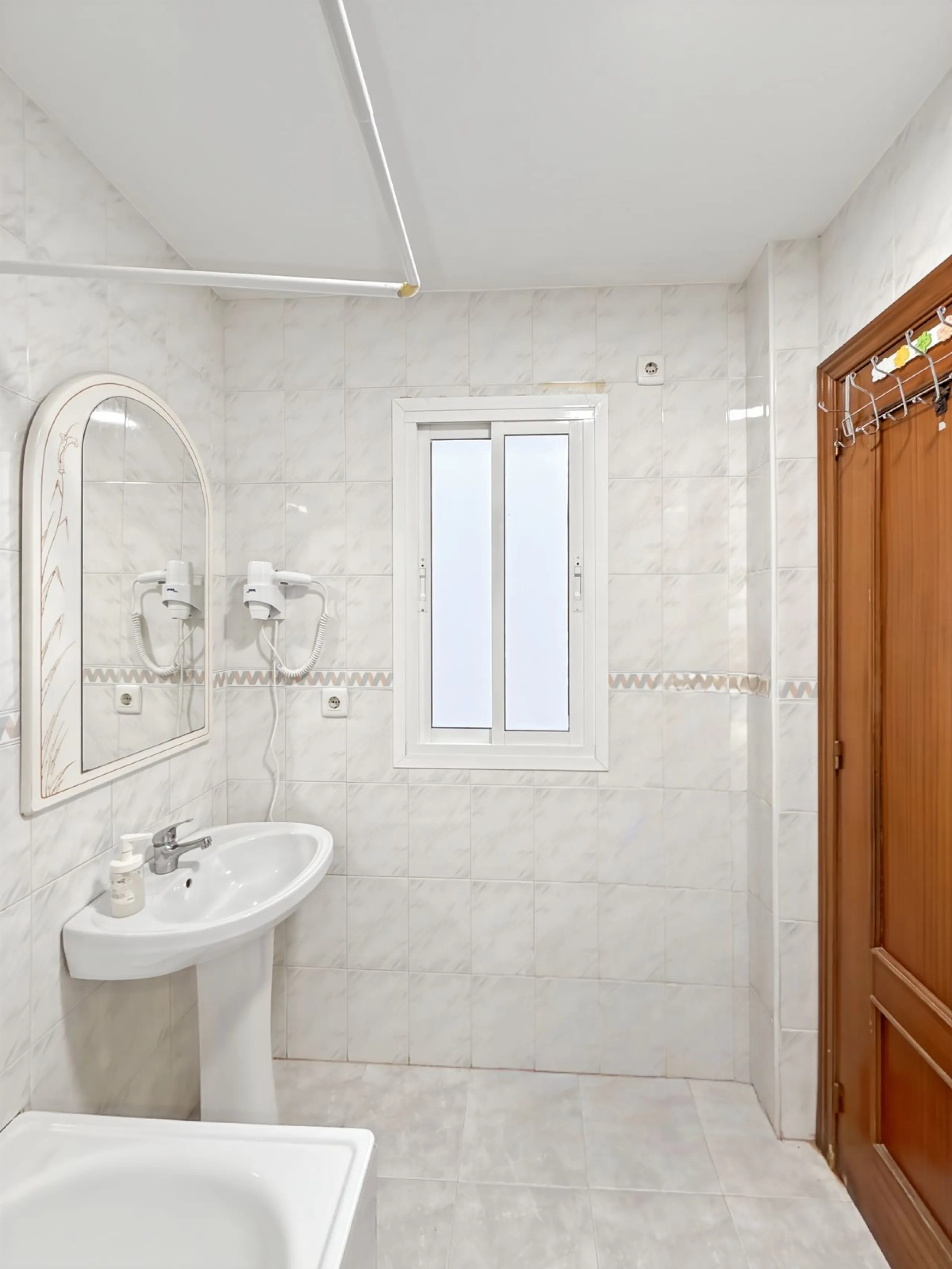 Fantastic investment opportunity in the heart of Málaga's historic center. Just 35 meters from the charming Plazuela San Juan de Dios, this first-floor apartment (no elevator) is located in a classic Andalusian building that preserves the authentic charac