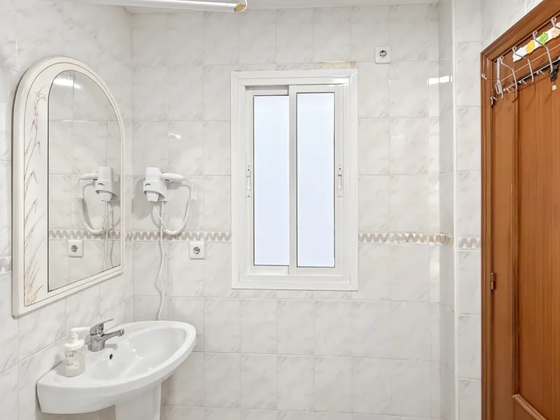 Fantastic investment opportunity in the heart of Málaga's historic center. Just 35 meters from the charming Plazuela San Juan de Dios, this first-floor apartment (no elevator) is located in a classic Andalusian building that preserves the authentic charac