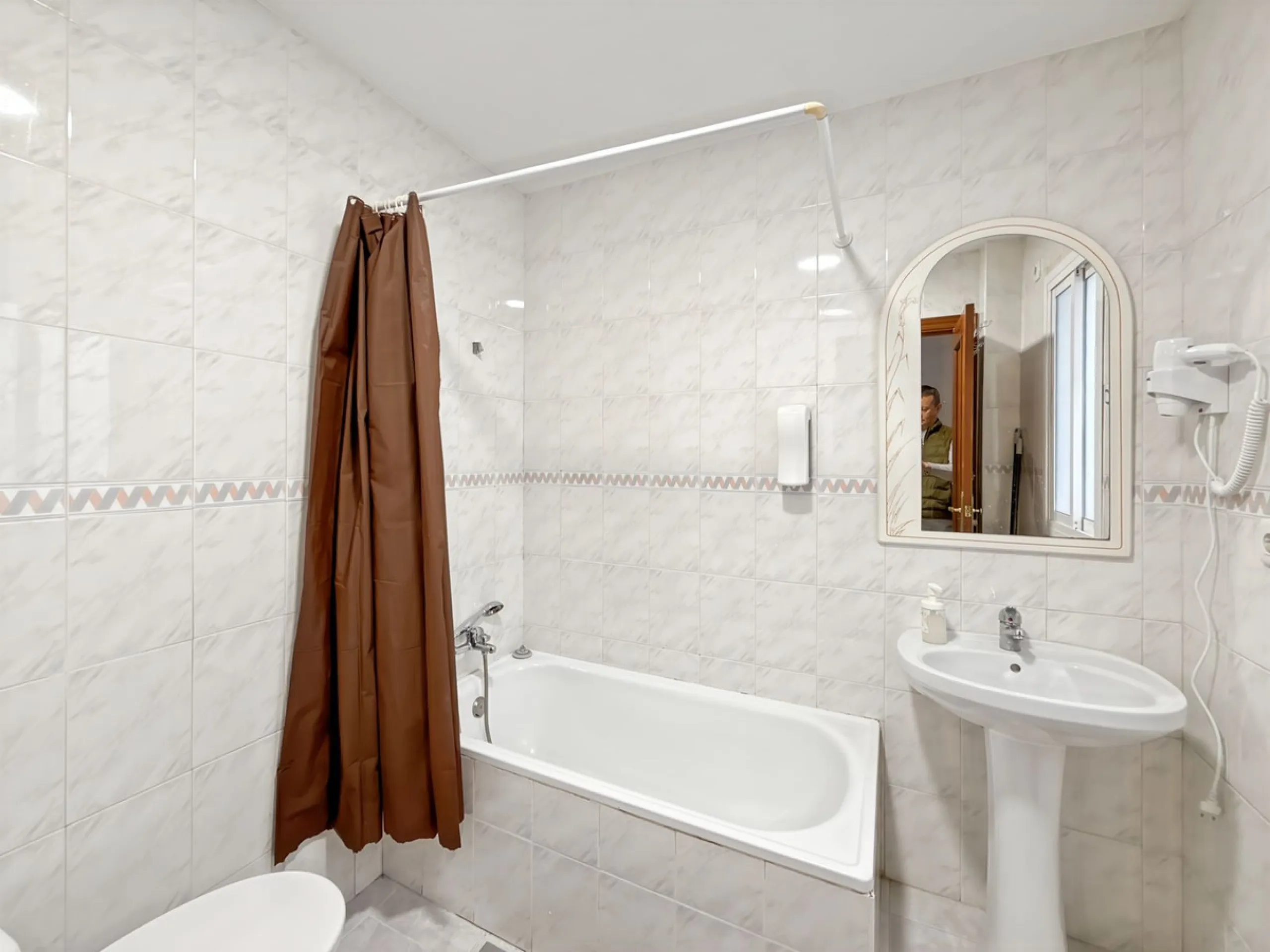 Fantastic investment opportunity in the heart of Málaga's historic center. Just 35 meters from the charming Plazuela San Juan de Dios, this first-floor apartment (no elevator) is located in a classic Andalusian building that preserves the authentic charac
