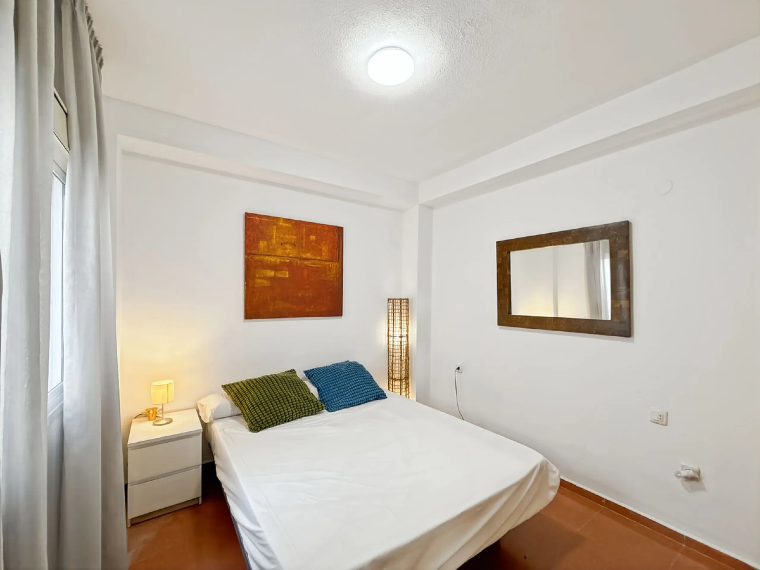Fantastic investment opportunity in the heart of Málaga's historic center. Just 35 meters from the charming Plazuela San Juan de Dios, this first-floor apartment (no elevator) is located in a classic Andalusian building that preserves the authentic charac
