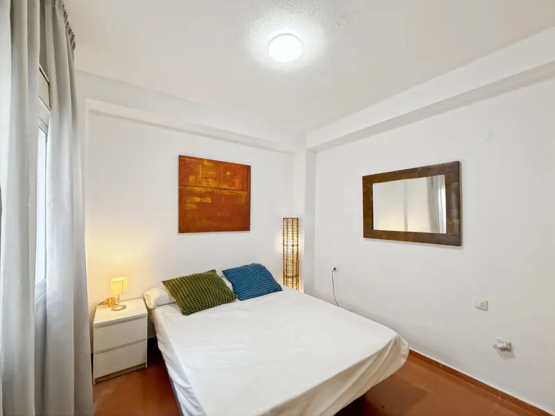 Fantastic investment opportunity in the heart of Málaga's historic center. Just 35 meters from the charming Plazuela San Juan de Dios, this first-floor apartment (no elevator) is located in a classic Andalusian building that preserves the authentic charac
