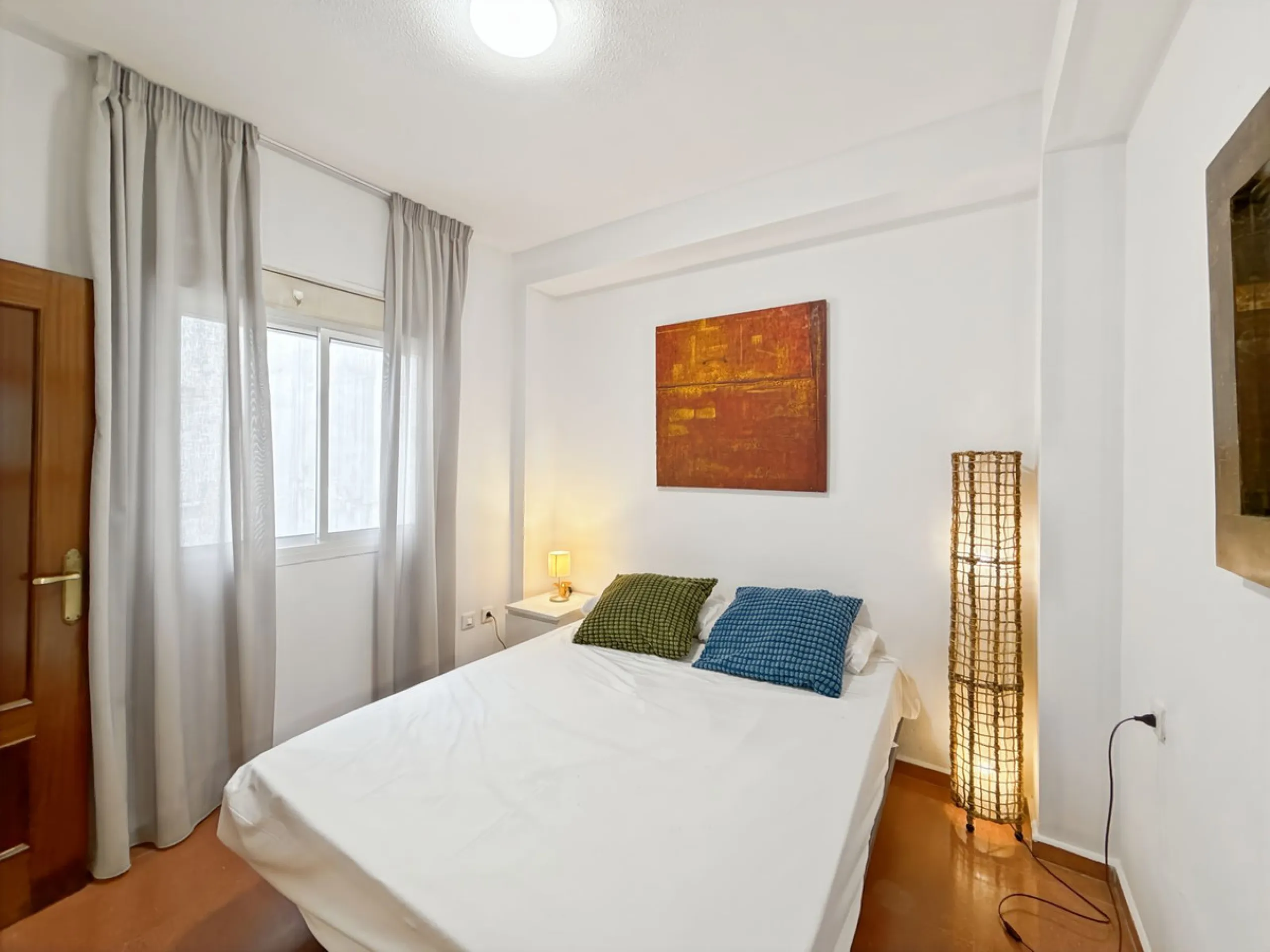 Fantastic investment opportunity in the heart of Málaga's historic center. Just 35 meters from the charming Plazuela San Juan de Dios, this first-floor apartment (no elevator) is located in a classic Andalusian building that preserves the authentic charac
