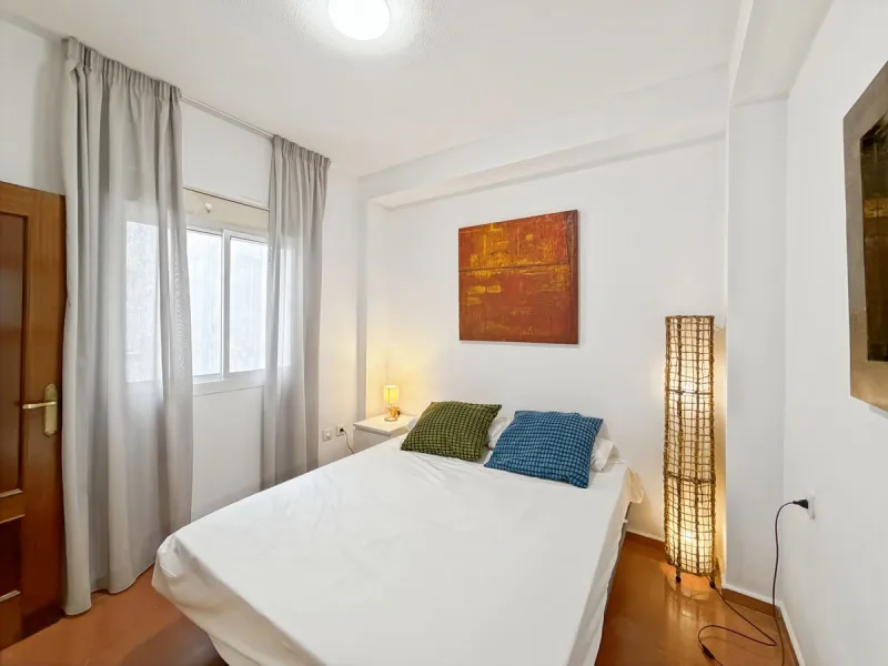 Fantastic investment opportunity in the heart of Málaga's historic center. Just 35 meters from the charming Plazuela San Juan de Dios, this first-floor apartment (no elevator) is located in a classic Andalusian building that preserves the authentic charac