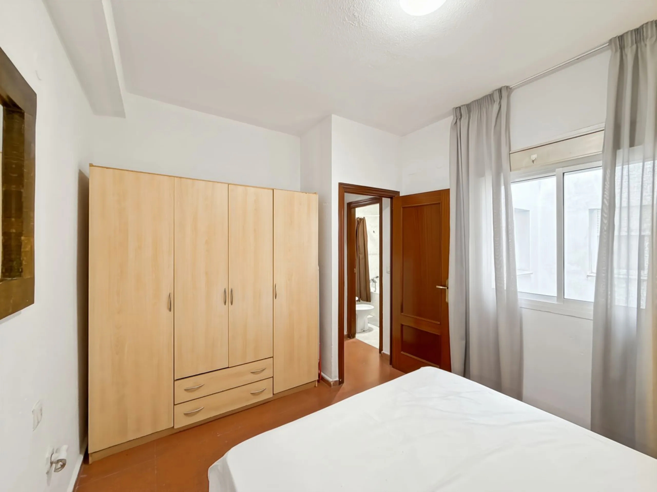 Fantastic investment opportunity in the heart of Málaga's historic center. Just 35 meters from the charming Plazuela San Juan de Dios, this first-floor apartment (no elevator) is located in a classic Andalusian building that preserves the authentic charac