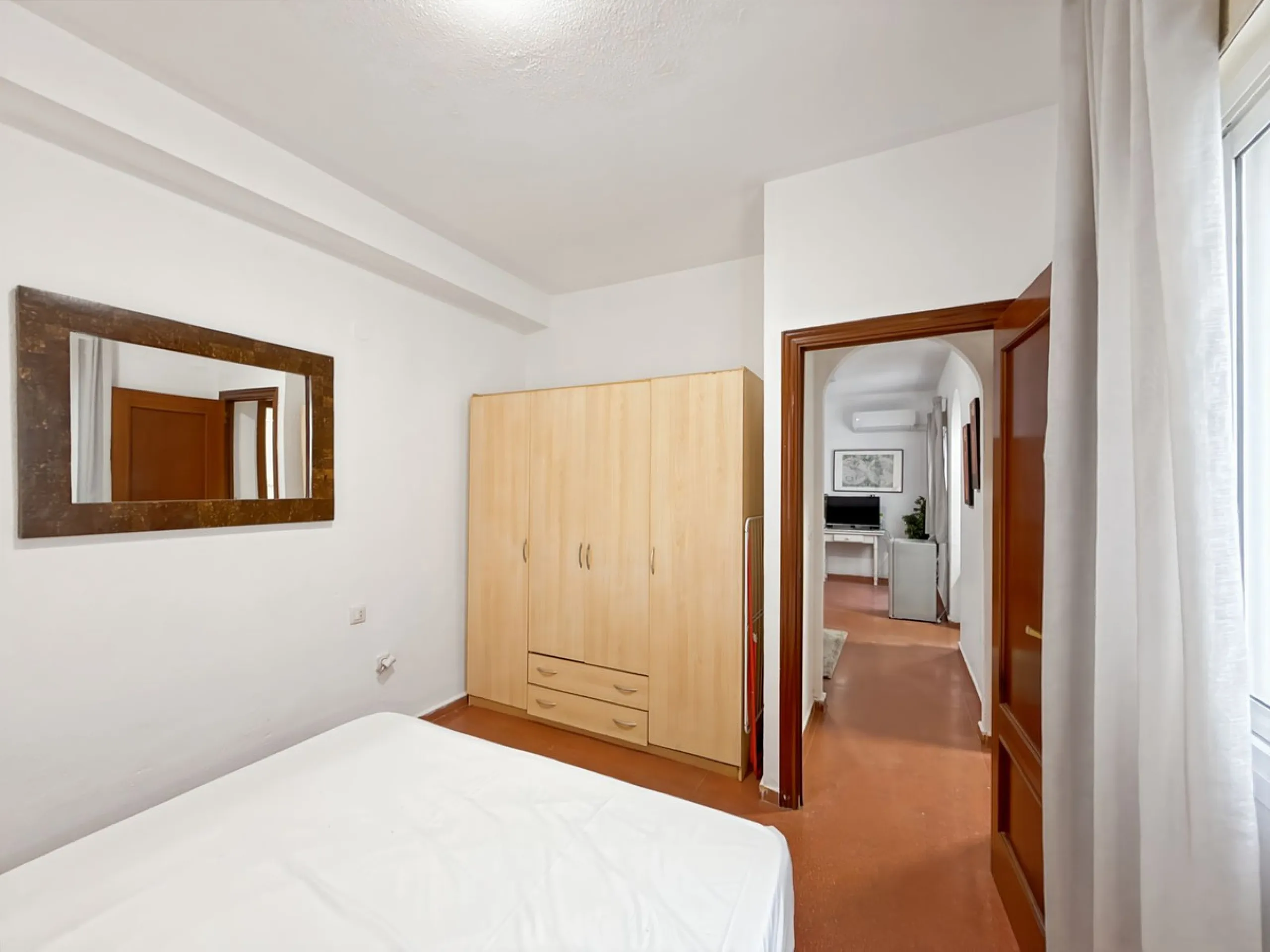 Fantastic investment opportunity in the heart of Málaga's historic center. Just 35 meters from the charming Plazuela San Juan de Dios, this first-floor apartment (no elevator) is located in a classic Andalusian building that preserves the authentic charac