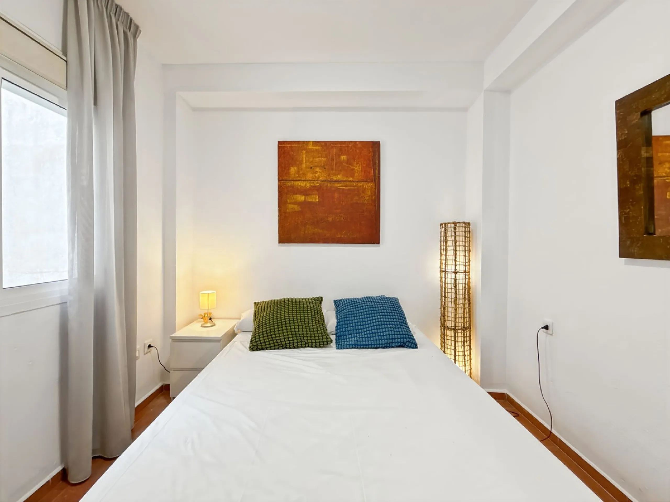 Fantastic investment opportunity in the heart of Málaga's historic center. Just 35 meters from the charming Plazuela San Juan de Dios, this first-floor apartment (no elevator) is located in a classic Andalusian building that preserves the authentic charac