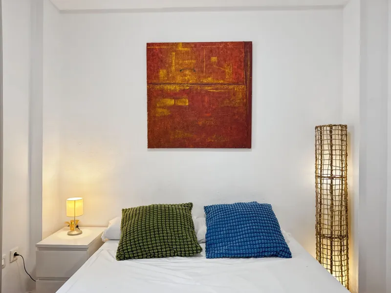 Fantastic investment opportunity in the heart of Málaga's historic center. Just 35 meters from the charming Plazuela San Juan de Dios, this first-floor apartment (no elevator) is located in a classic Andalusian building that preserves the authentic charac