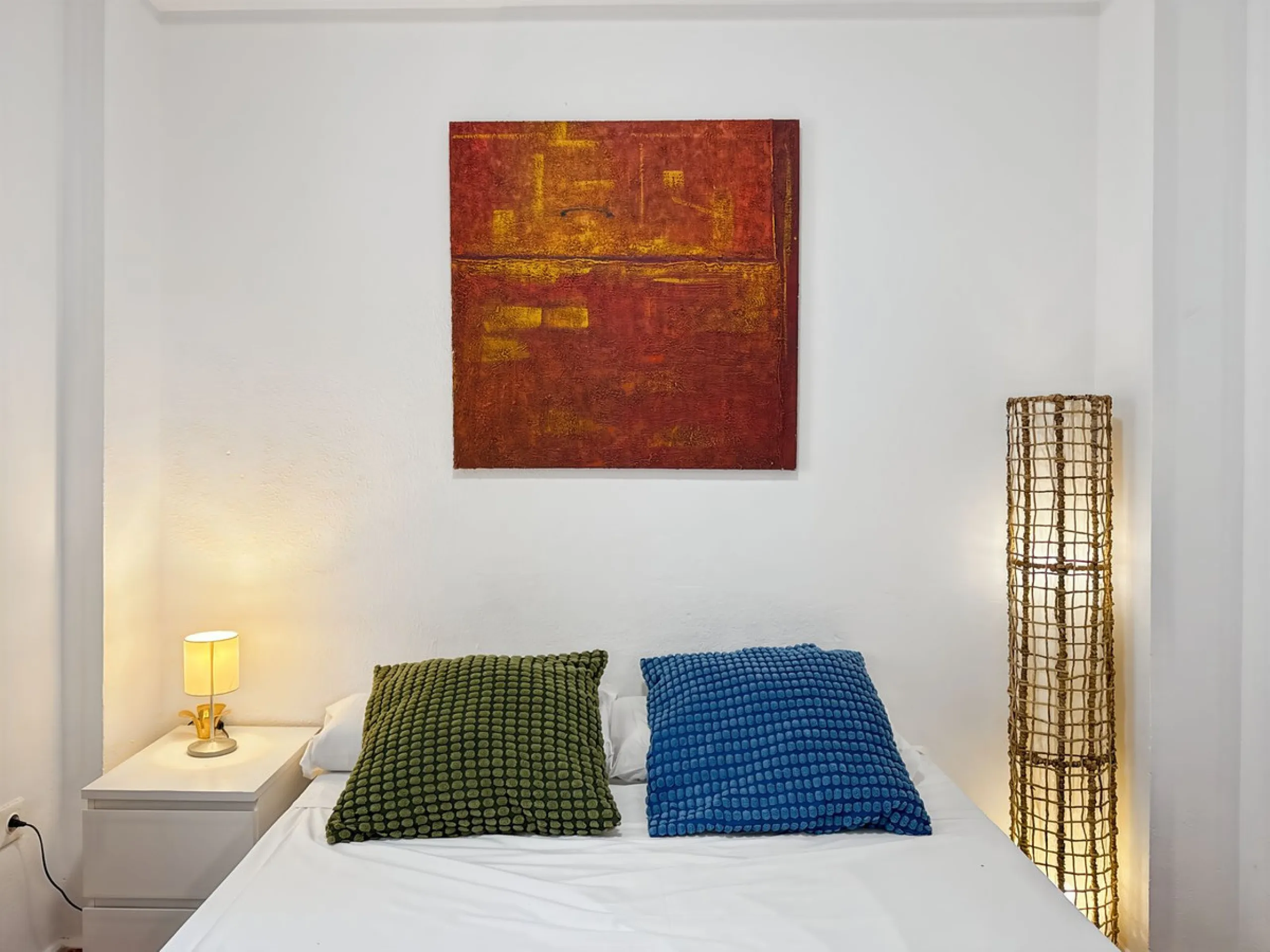 Fantastic investment opportunity in the heart of Málaga's historic center. Just 35 meters from the charming Plazuela San Juan de Dios, this first-floor apartment (no elevator) is located in a classic Andalusian building that preserves the authentic charac