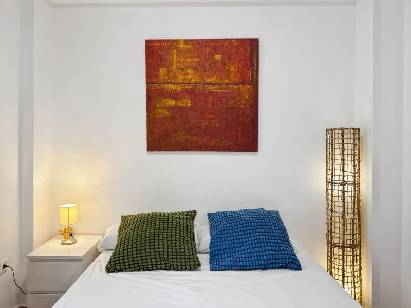 Fantastic investment opportunity in the heart of Málaga's historic center. Just 35 meters from the charming Plazuela San Juan de Dios, this first-floor apartment (no elevator) is located in a classic Andalusian building that preserves the authentic charac