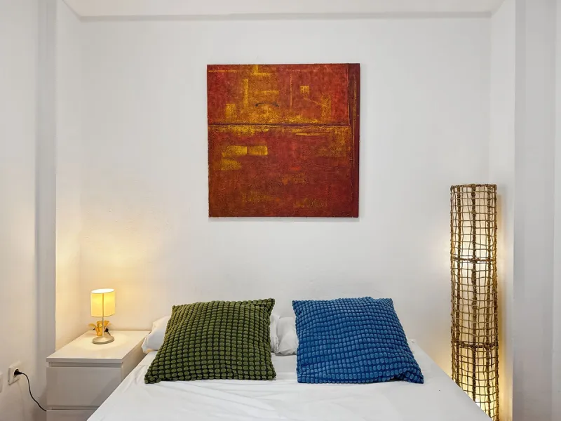 Fantastic investment opportunity in the heart of Málaga's historic center. Just 35 meters from the charming Plazuela San Juan de Dios, this first-floor apartment (no elevator) is located in a classic Andalusian building that preserves the authentic charac