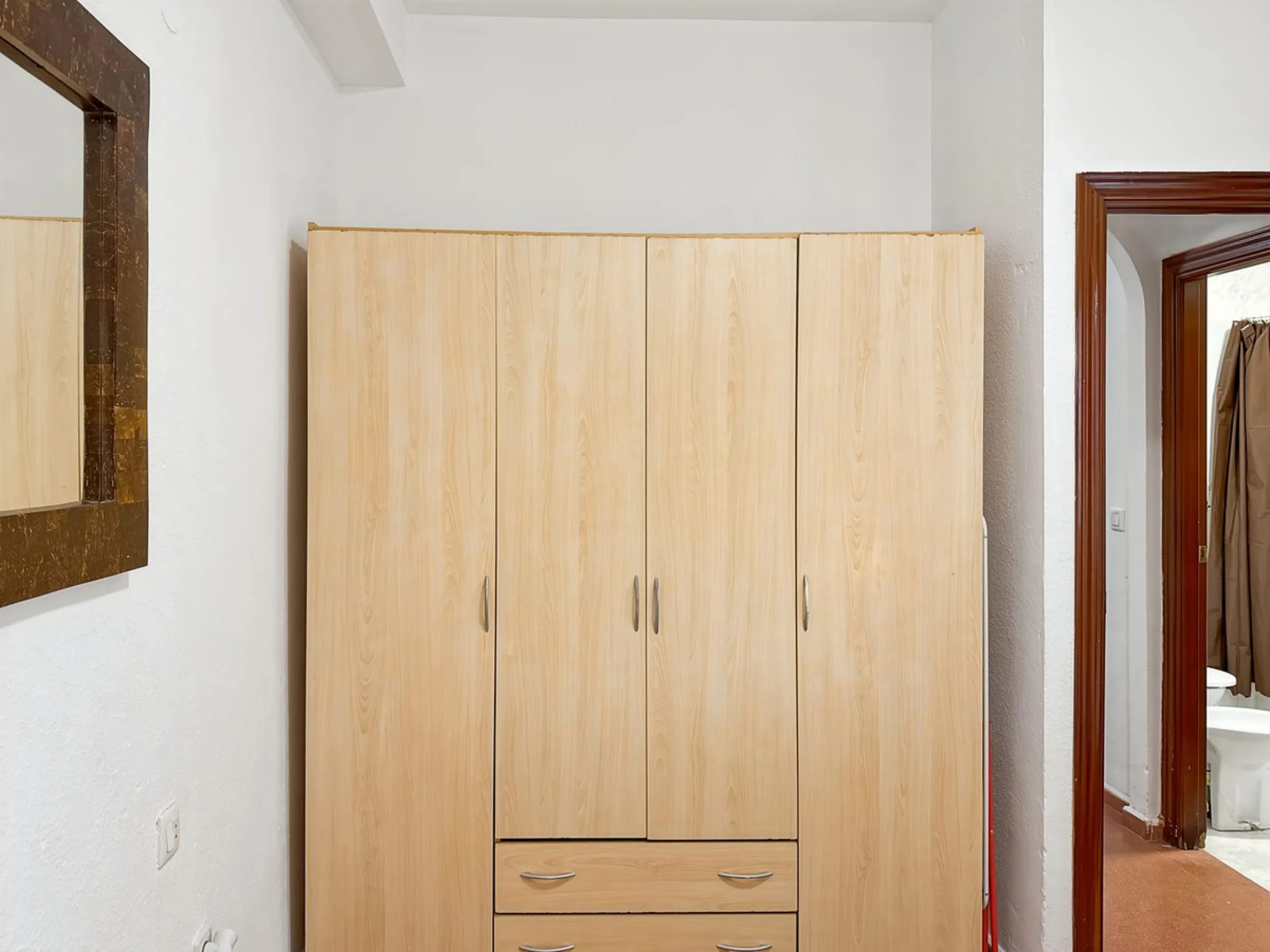 Fantastic investment opportunity in the heart of Málaga's historic center. Just 35 meters from the charming Plazuela San Juan de Dios, this first-floor apartment (no elevator) is located in a classic Andalusian building that preserves the authentic charac