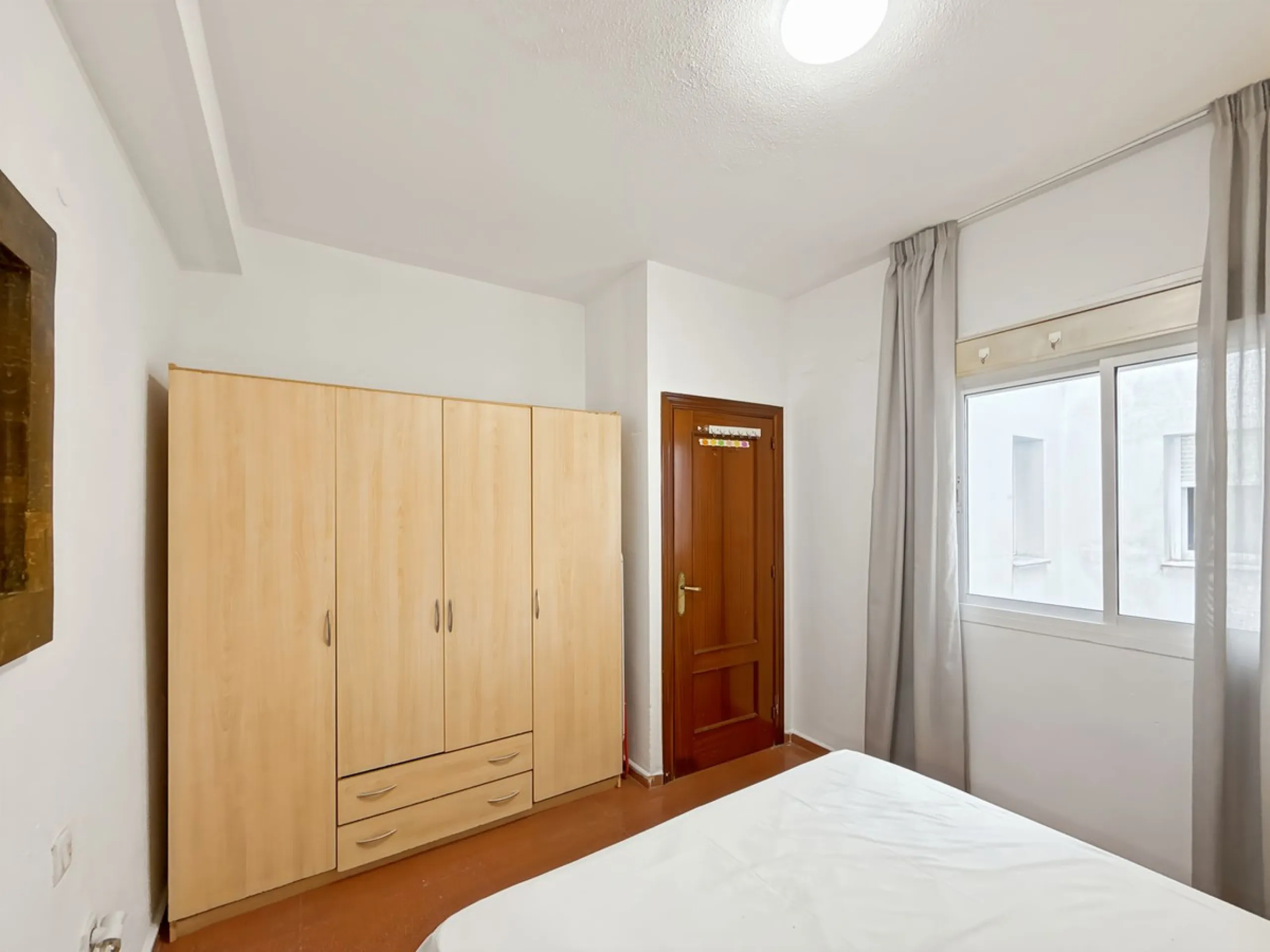 Fantastic investment opportunity in the heart of Málaga's historic center. Just 35 meters from the charming Plazuela San Juan de Dios, this first-floor apartment (no elevator) is located in a classic Andalusian building that preserves the authentic charac