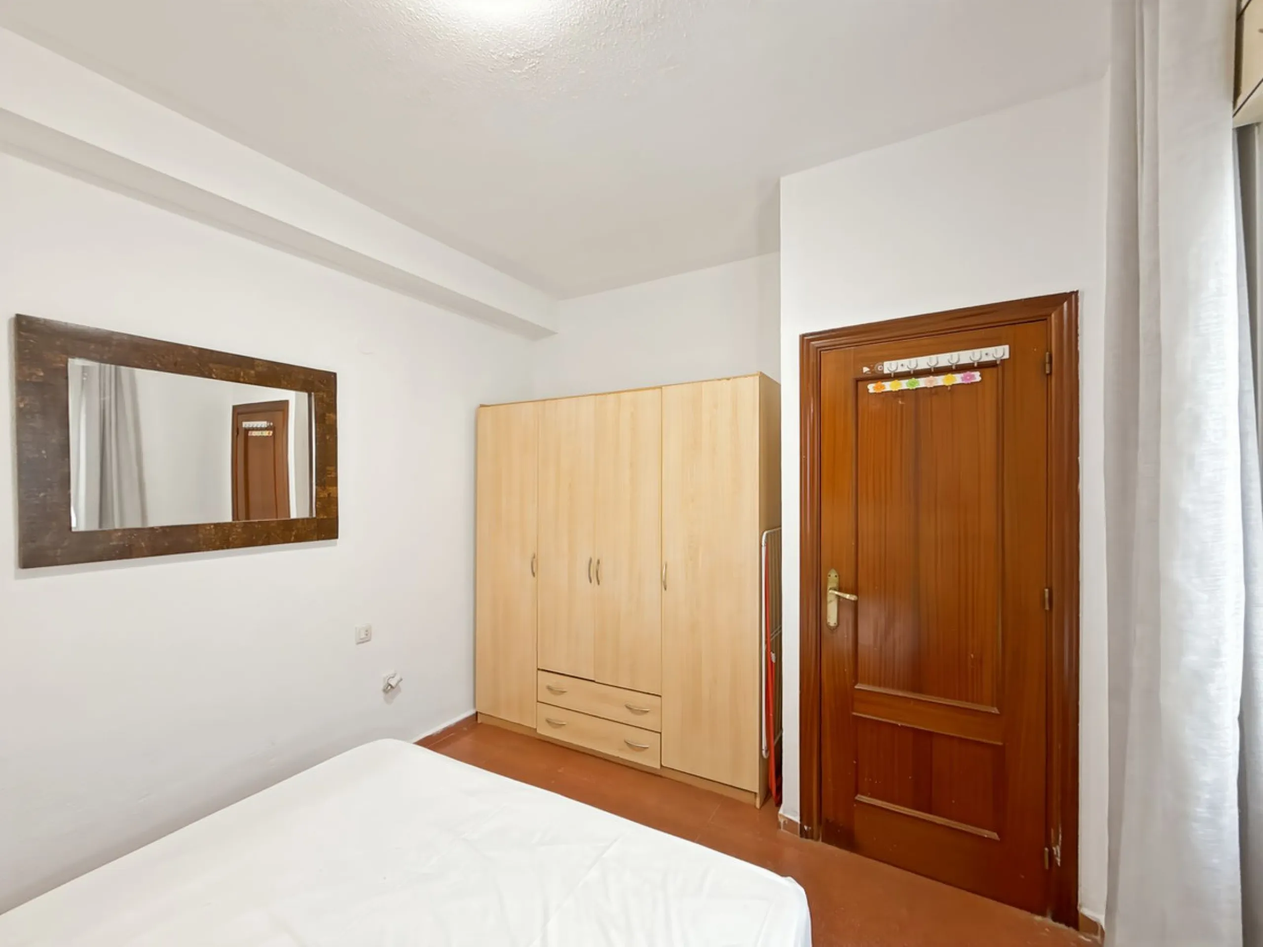 Fantastic investment opportunity in the heart of Málaga's historic center. Just 35 meters from the charming Plazuela San Juan de Dios, this first-floor apartment (no elevator) is located in a classic Andalusian building that preserves the authentic charac